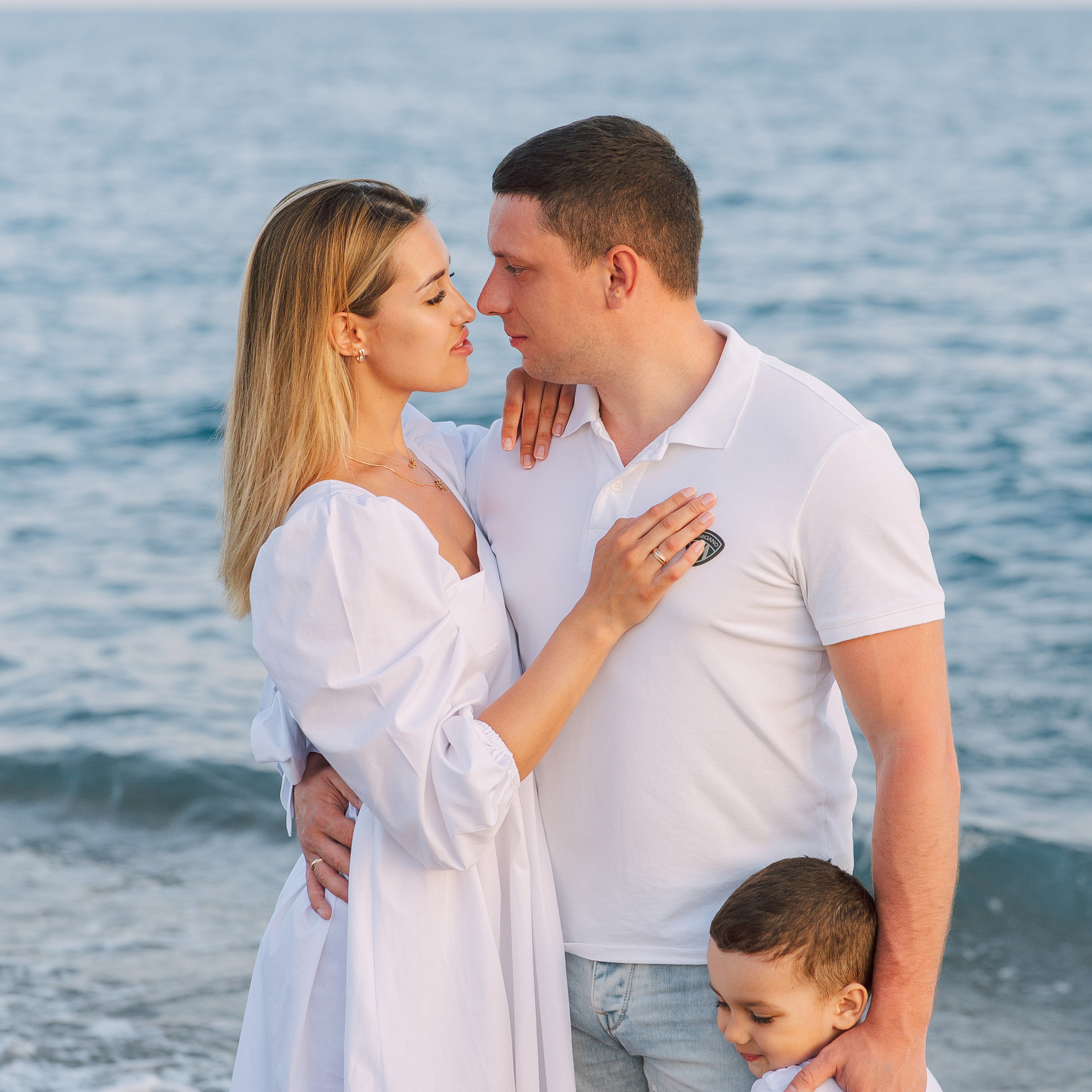 Family photo shoot on the beach in Belek at sunset. Alsu Develi, Photographer in Turkey, Alanya, Side, Belek, Antalya, Kemer, Turkiye. Photoshooting in Alanya. Photosession in Belek, Side