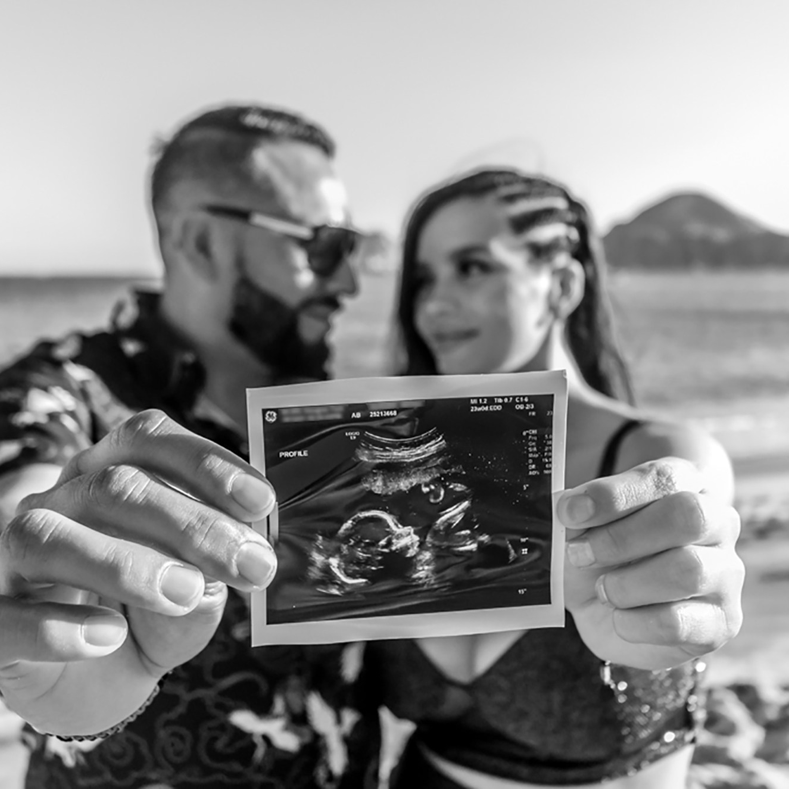 Artistic maternity photoshoot in Los Cabos – silhouette of pregnant woman against the sunset, reflecting the magic of waiting and the beauty of motherhood.