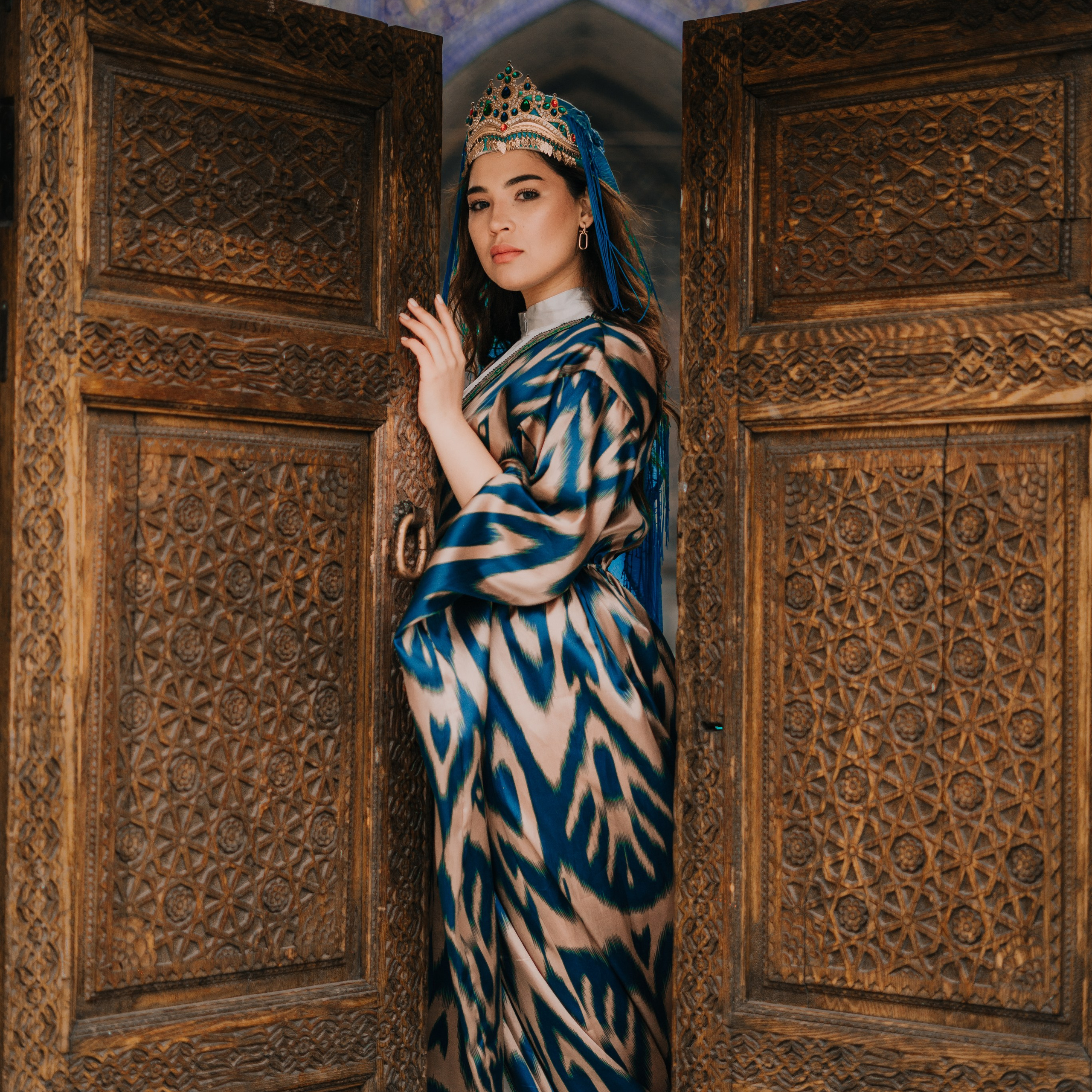 Фотосессия в Узбекистане в национальных нарядах на фоне старинной архитектуры