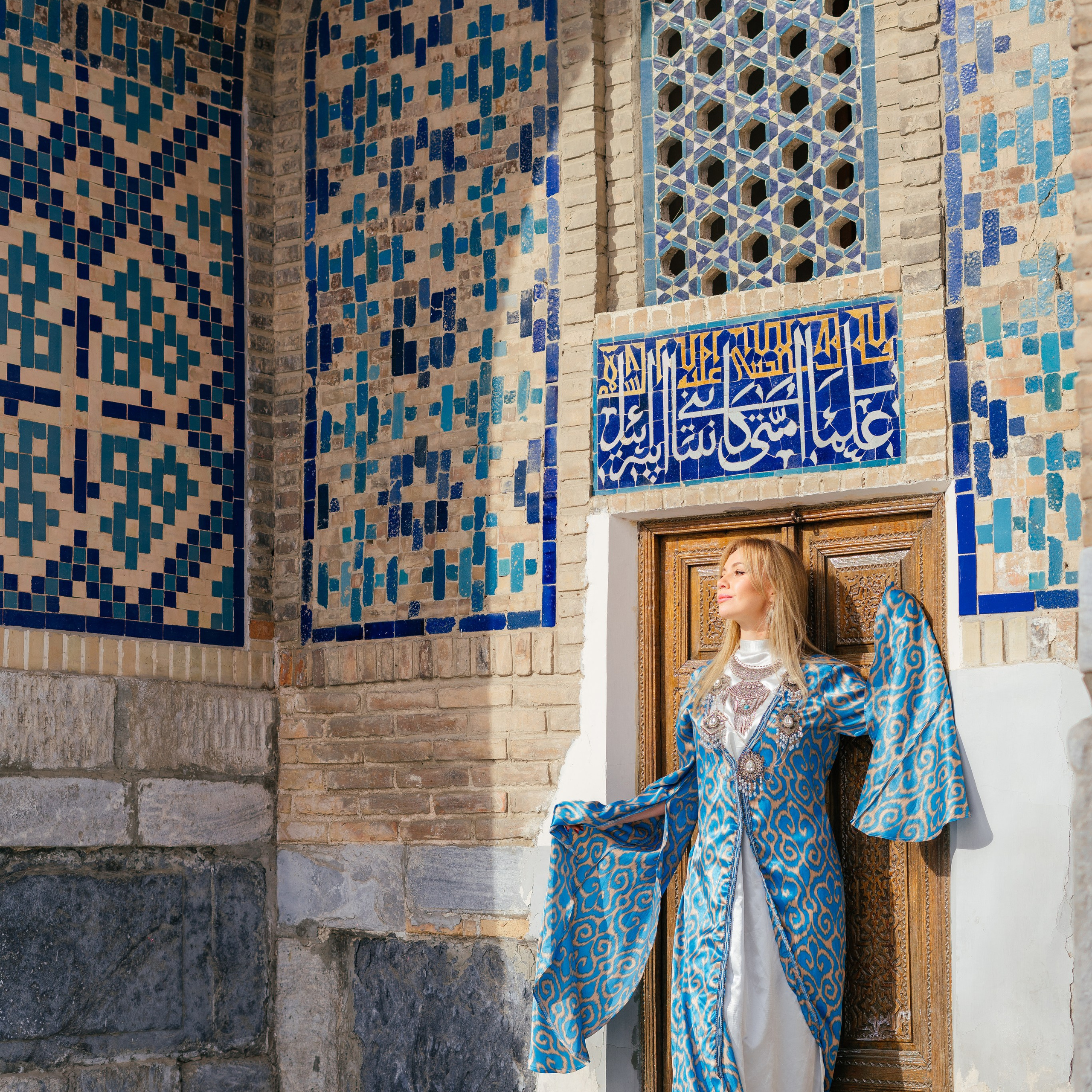 девушка позирует в узбекском платье