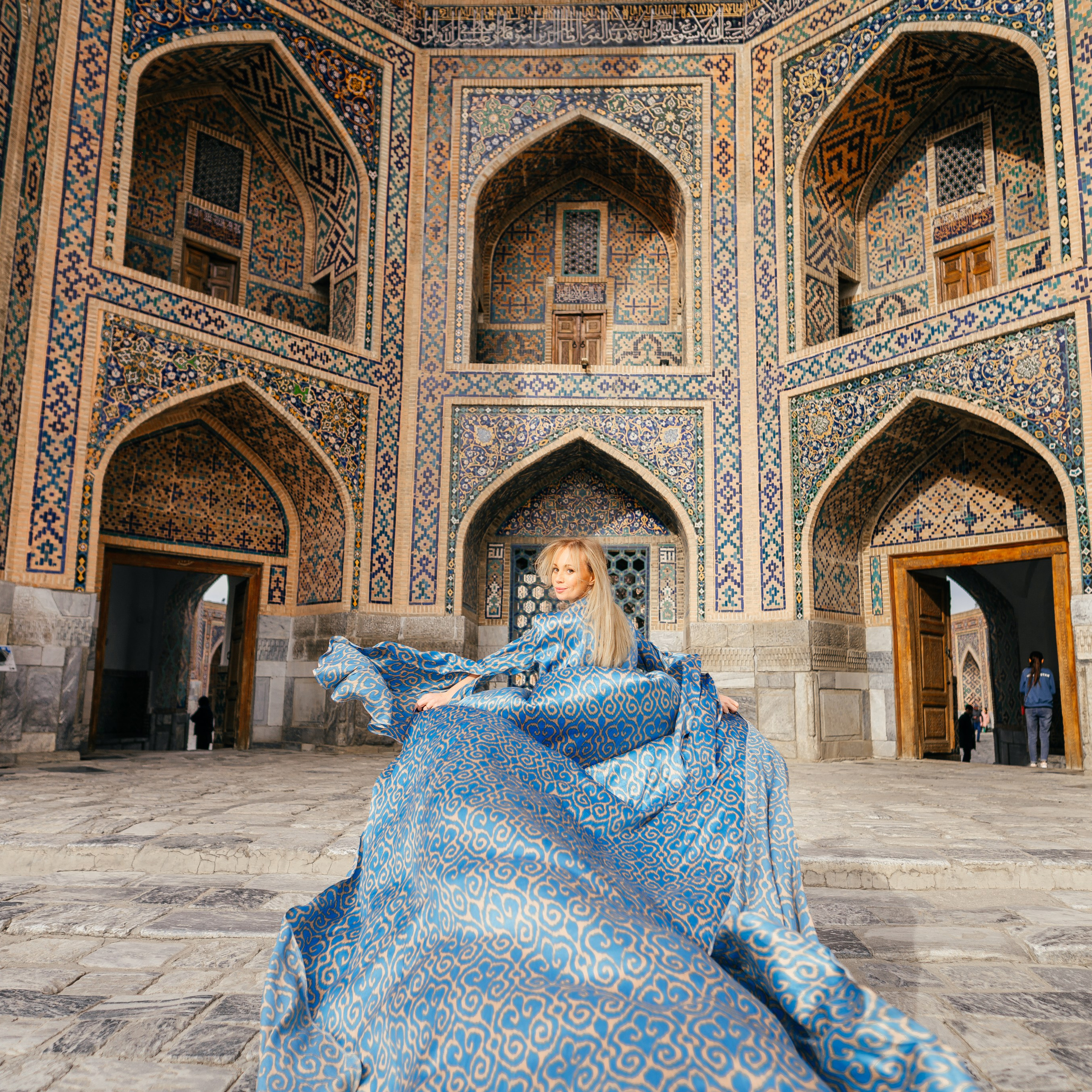девушка на фоне самарканда в халате