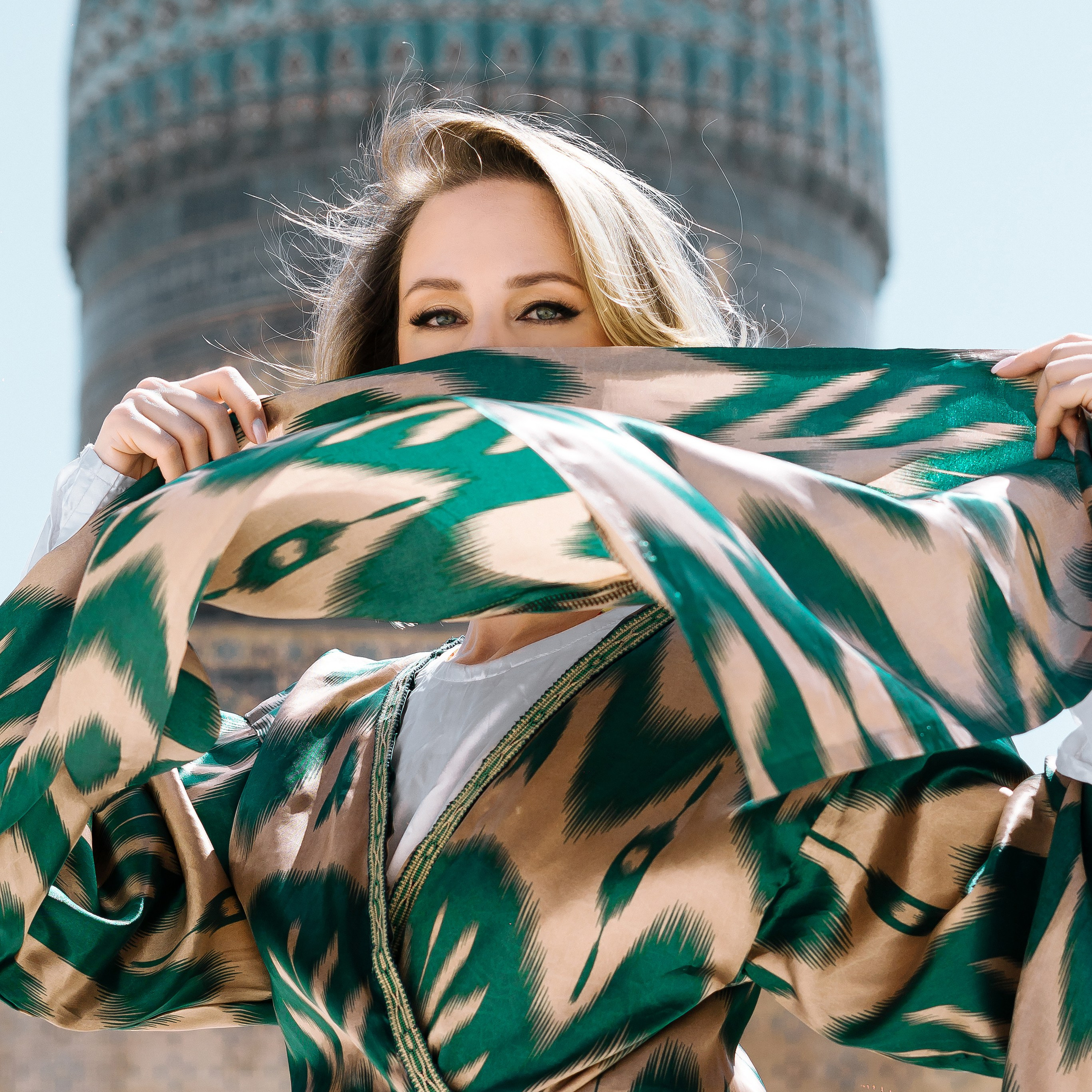 Модель в Узбекистане позирует в изысканный узбекском наряде