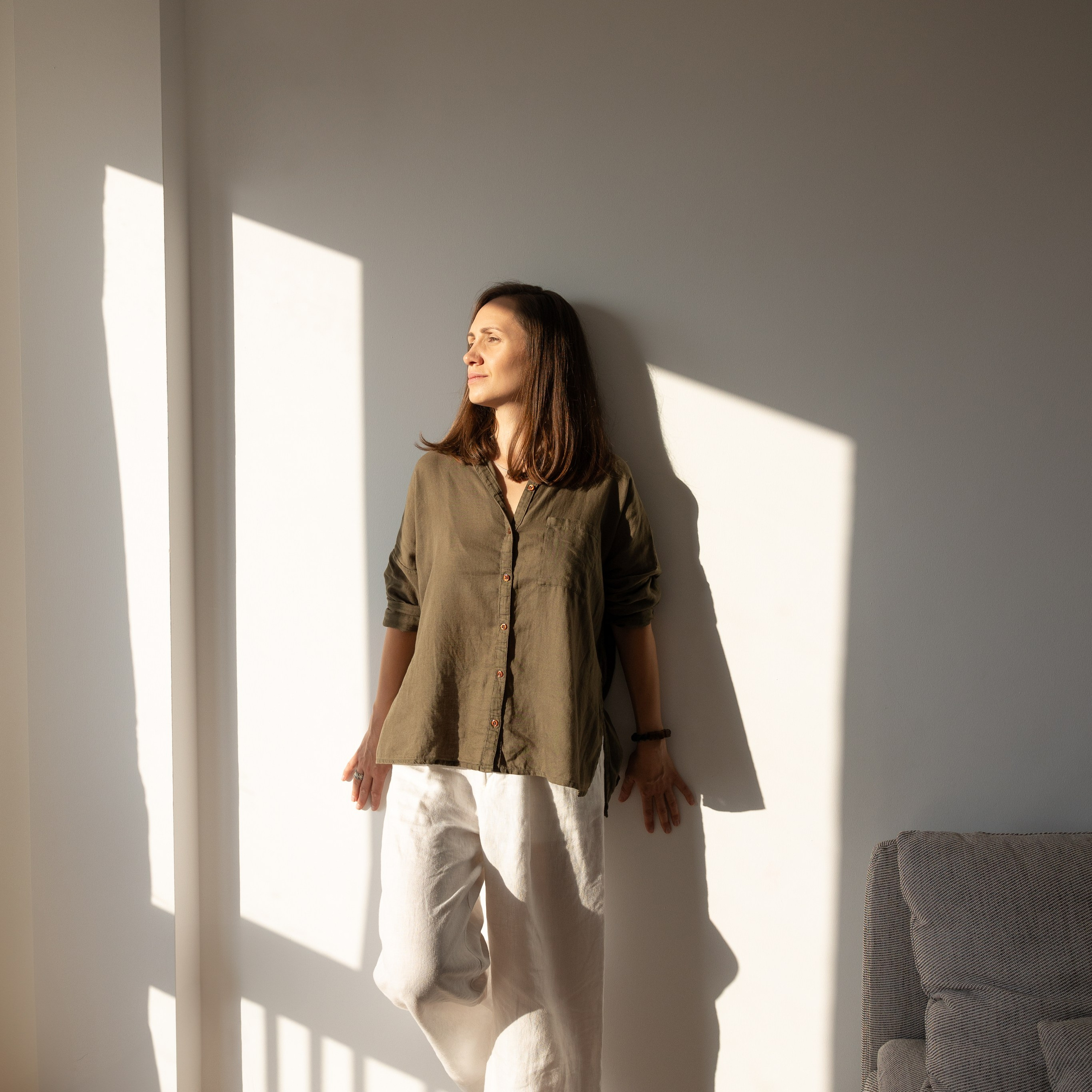 Персональная фотосъемка бренда Евы в ее домашнем офисе. Eugénie Smirnova — Wedding & Elopement Photographer in Southwest France