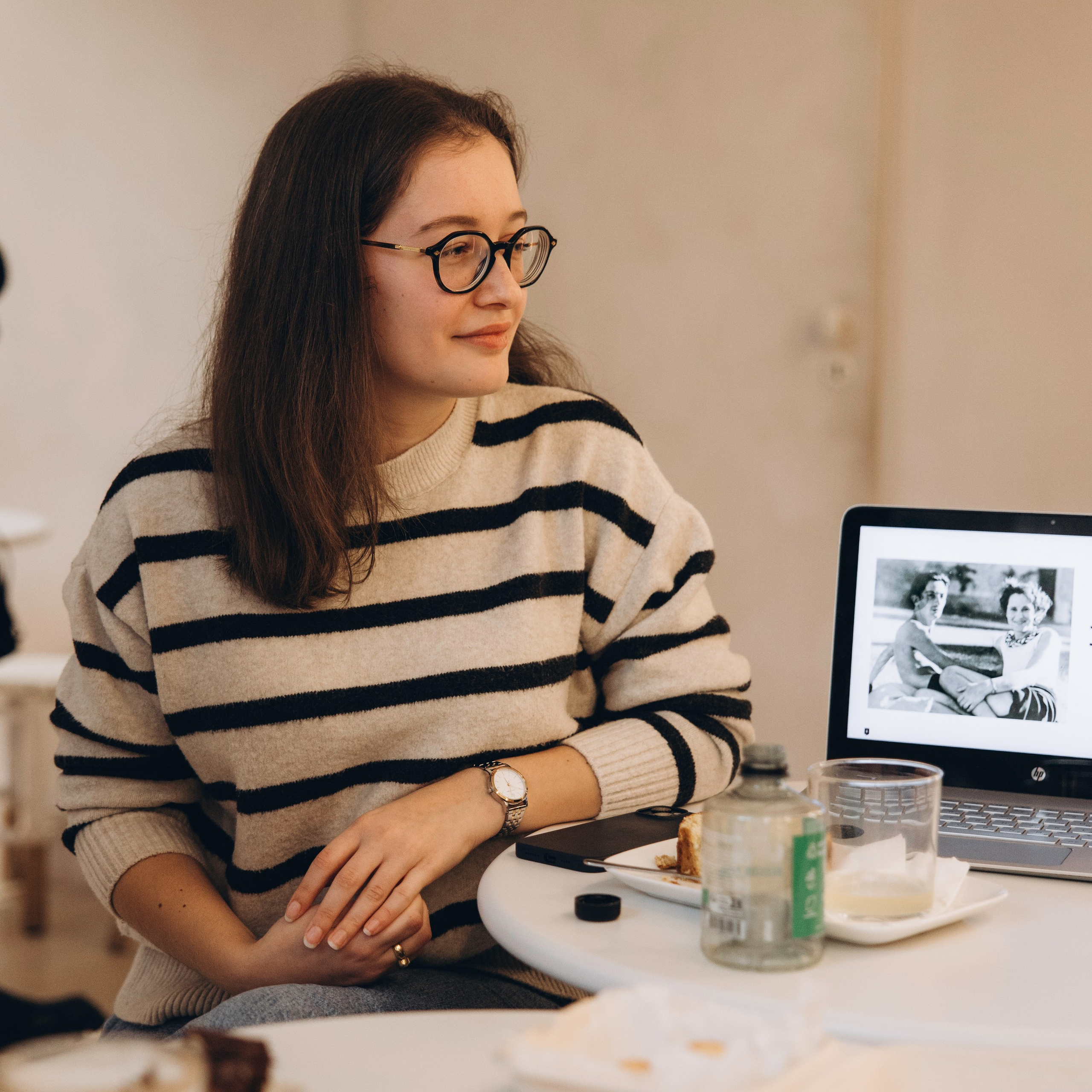 Персональная фотосъемка бренда Евы в ее домашнем офисе. Eugénie Smirnova — Wedding & Elopement Photographer in Southwest France