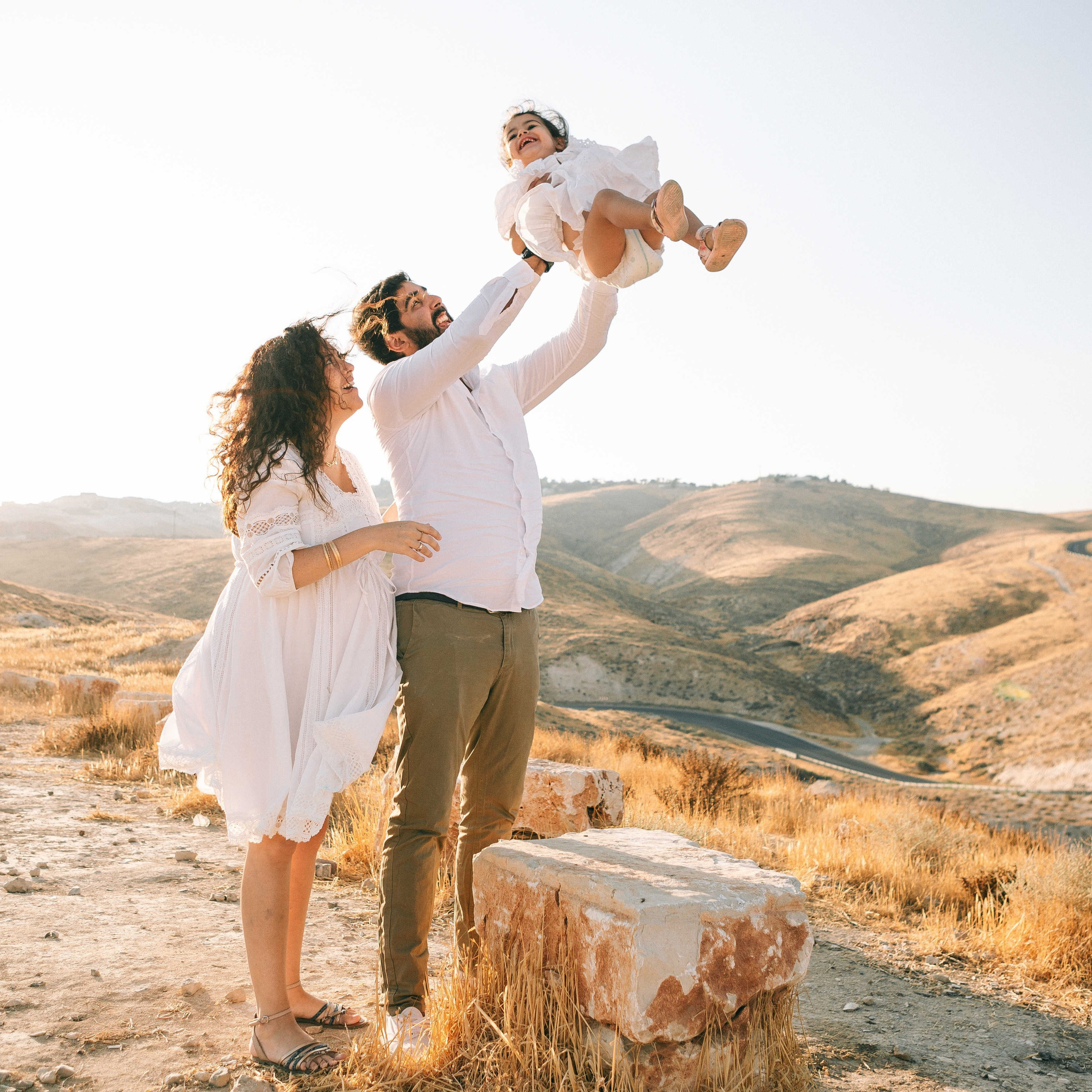 PREGNANT PHOTOSESSION IN THE DESERT