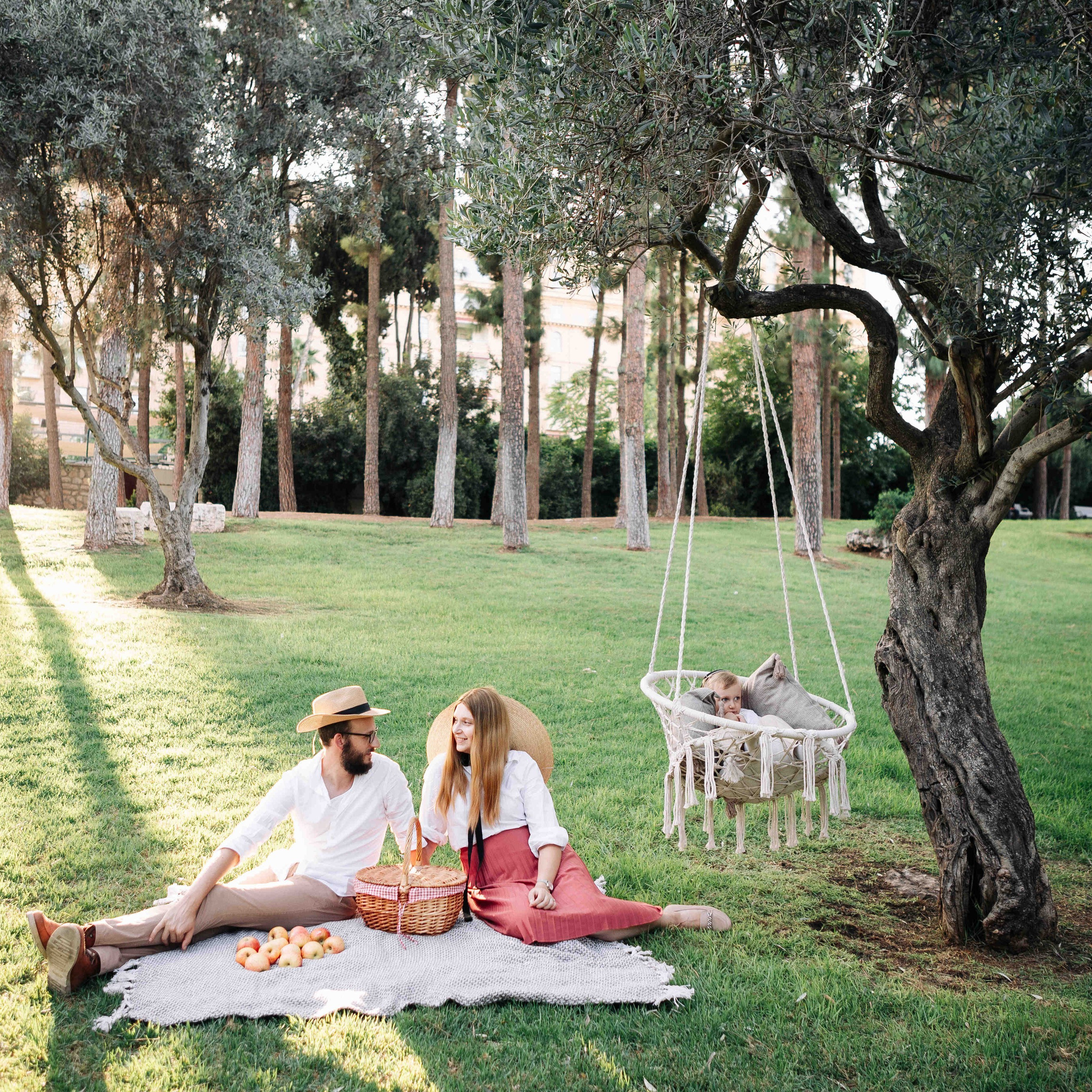 COZY PHOTO SESSION WITH A SWING