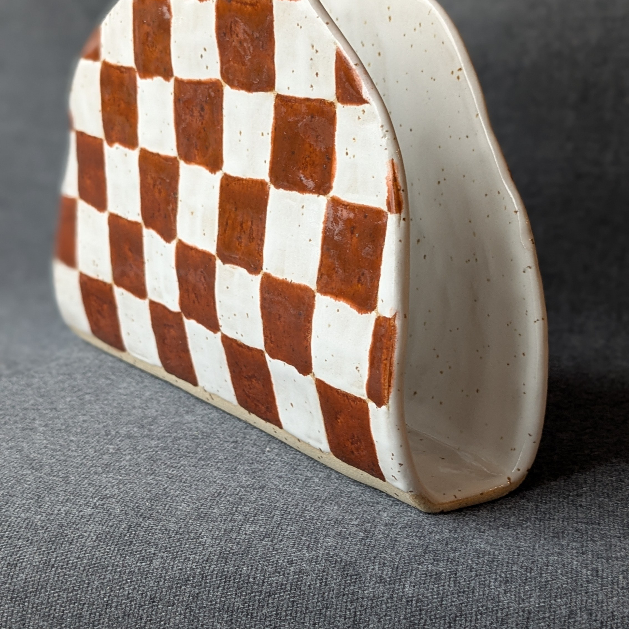 Vakioasiakkaiden teokset 2025. Alina-keraamikko