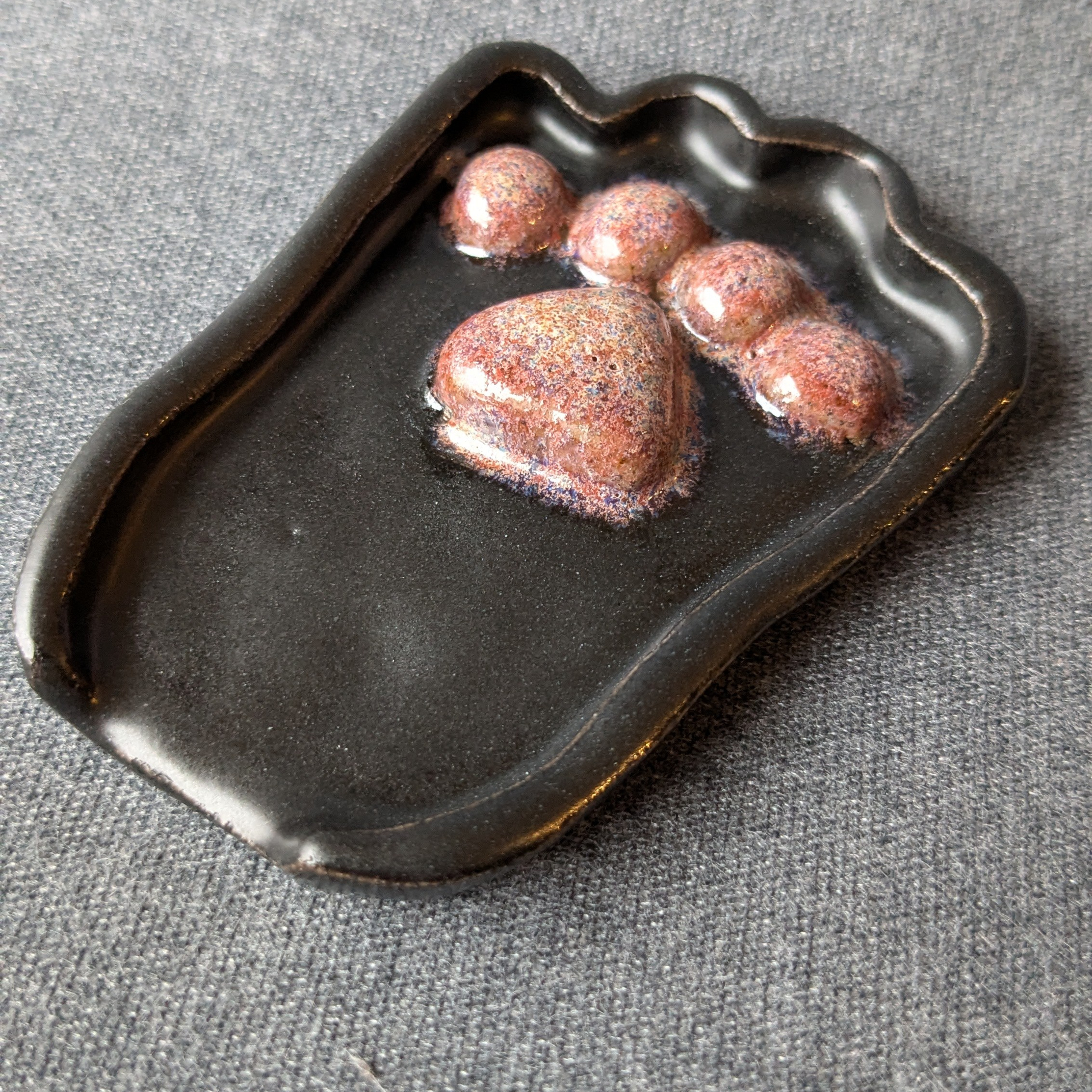 Vakioasiakkaiden teokset 2025. Alina-keraamikko