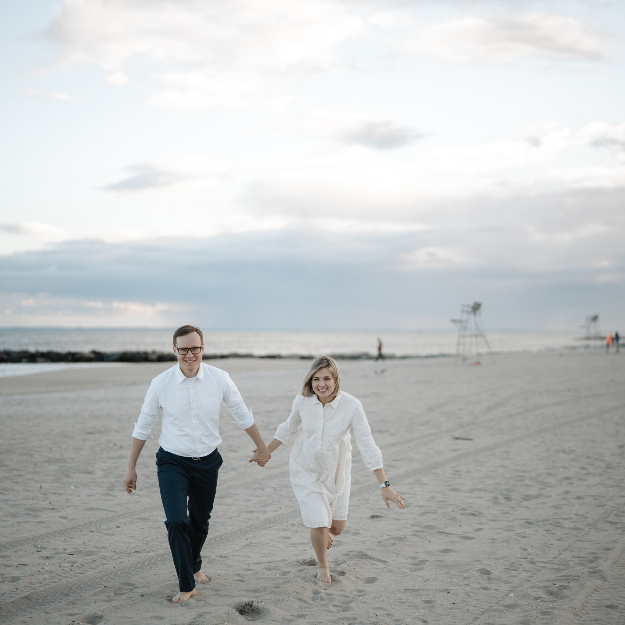 Candid photos of&nbsp;a&nbsp;couple on&nbsp;the beach