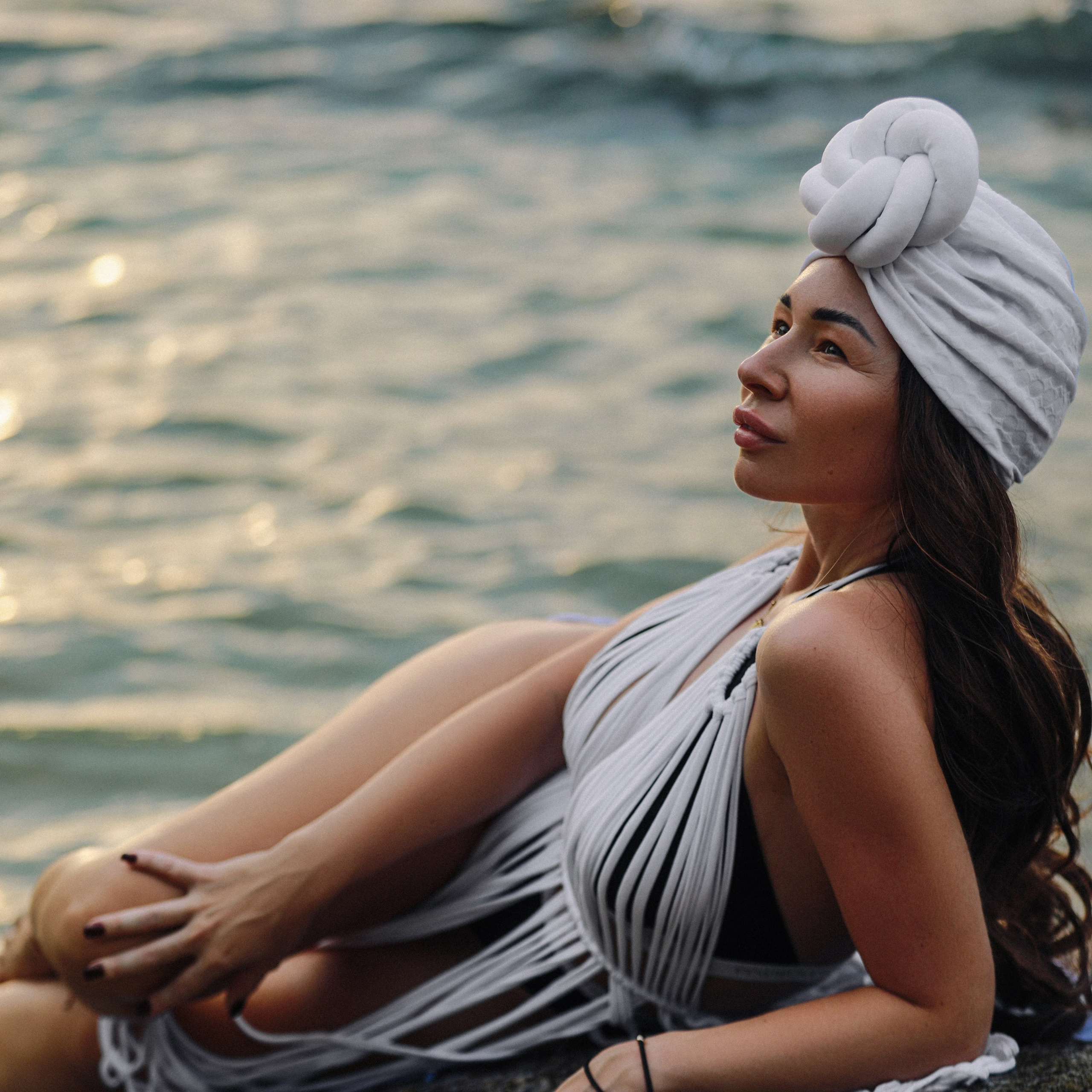 Женский фотограф в Турции на закате 