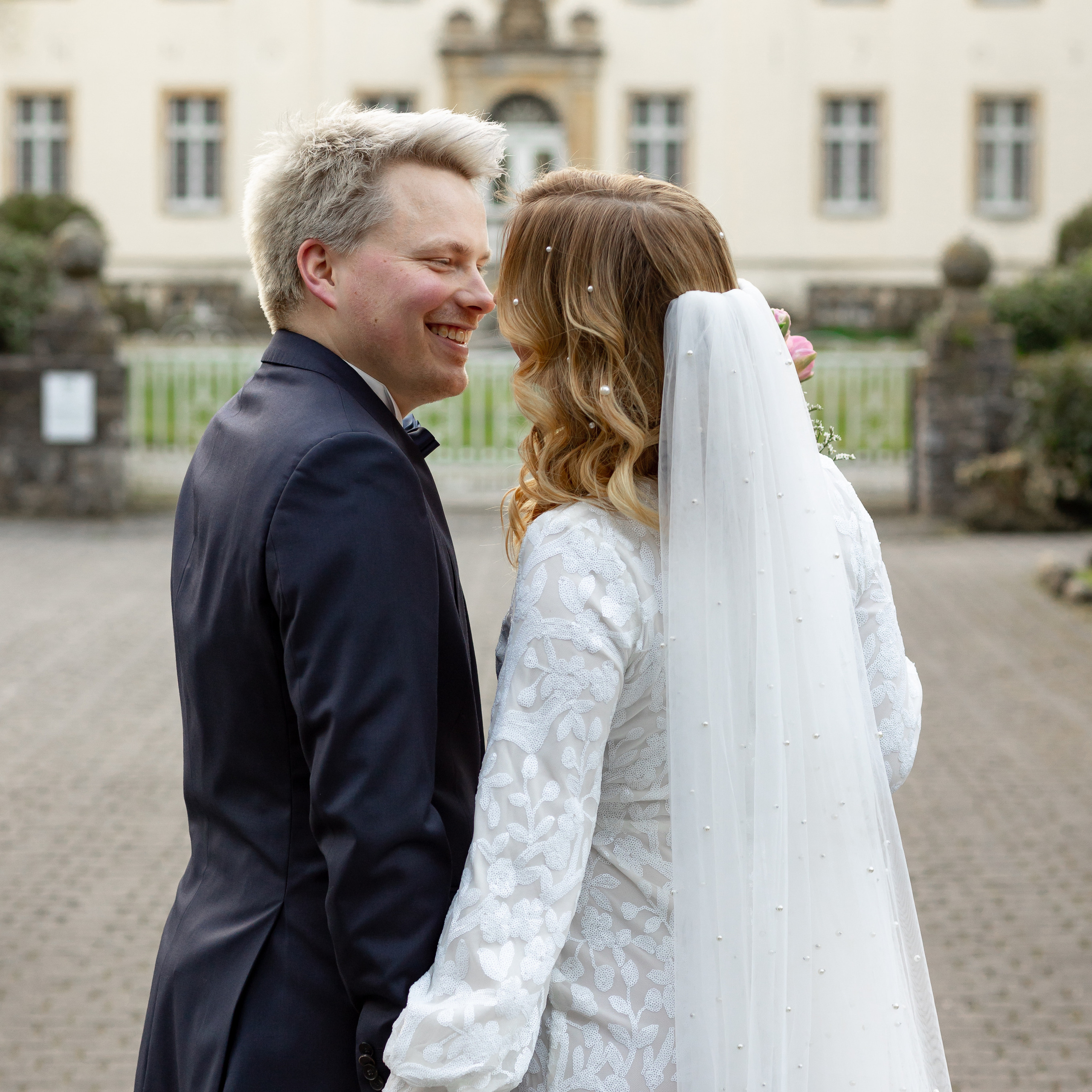 Hochzeit in Osnabrück, Hochzeitsreportage in der Stadt, Fotograf Osnabrück, Brautpaarshooting, Fotograf in Osnabrück, Hochzeitsfotograf Deutschland, Frühlingshochzeit, Magnolienblühte, Gutshof Bad Leyer