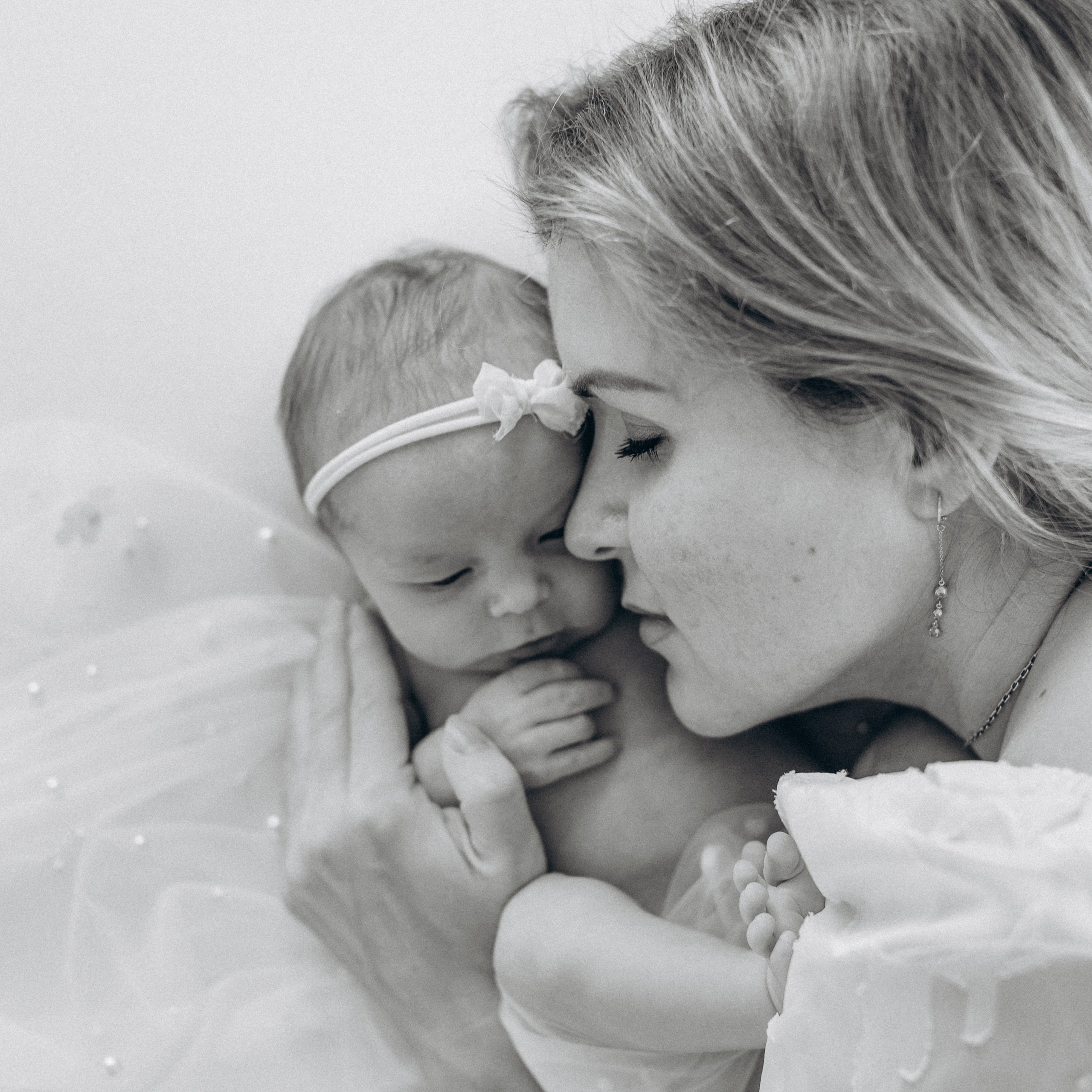 Ein Newbornshooting in swarz-weiß. Fotografin in Osnabrück Mariana Slav