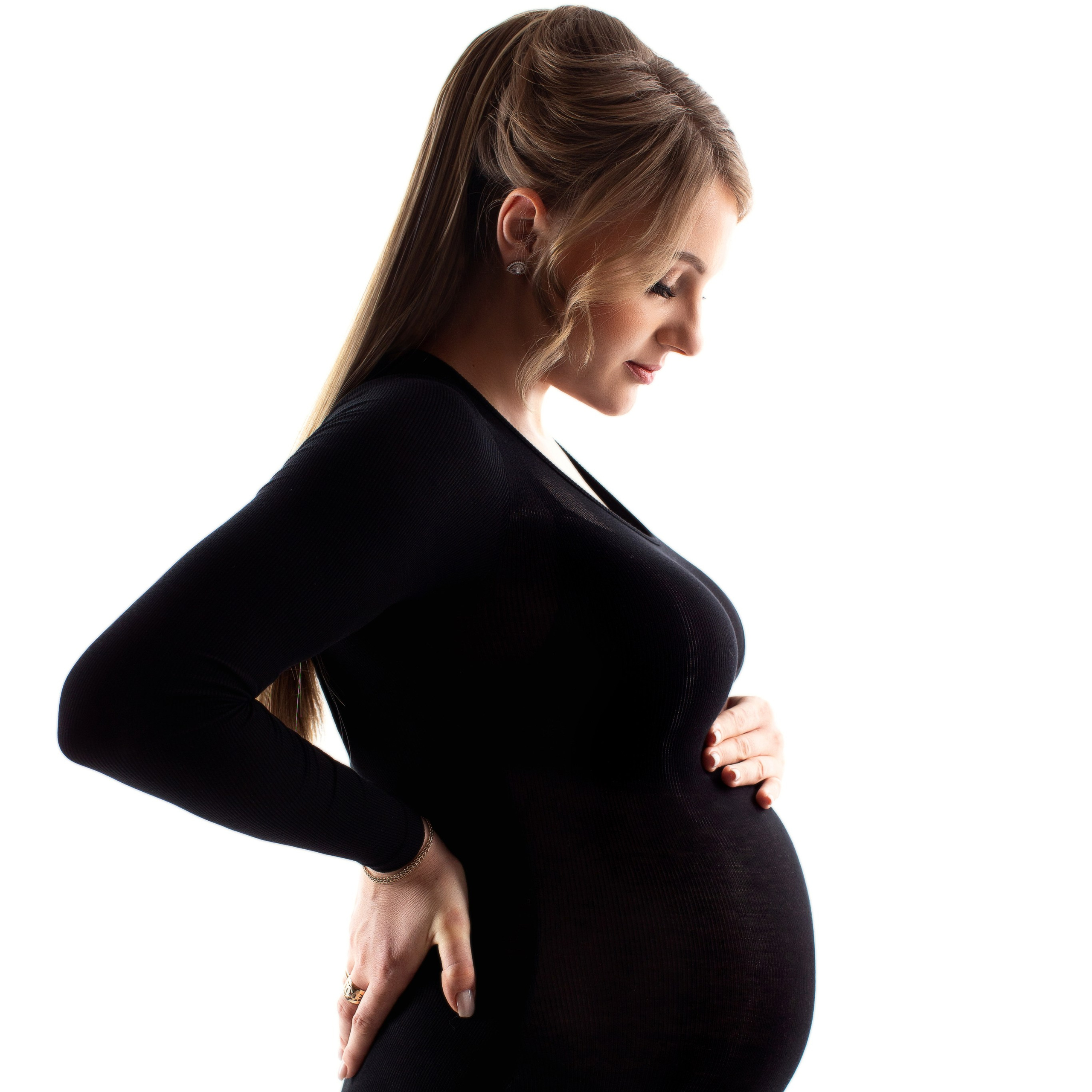 Studiofotografie, Schwangerschaft, Schwangerschaftsshooting, Fotoshooting Babybauch, Babybauchshooting, Osnabrück, Porträt, minimalistisch, schwarz-weiß, Osnabrueck, Fotograf Osnabrück, Fotografin Osnabrück