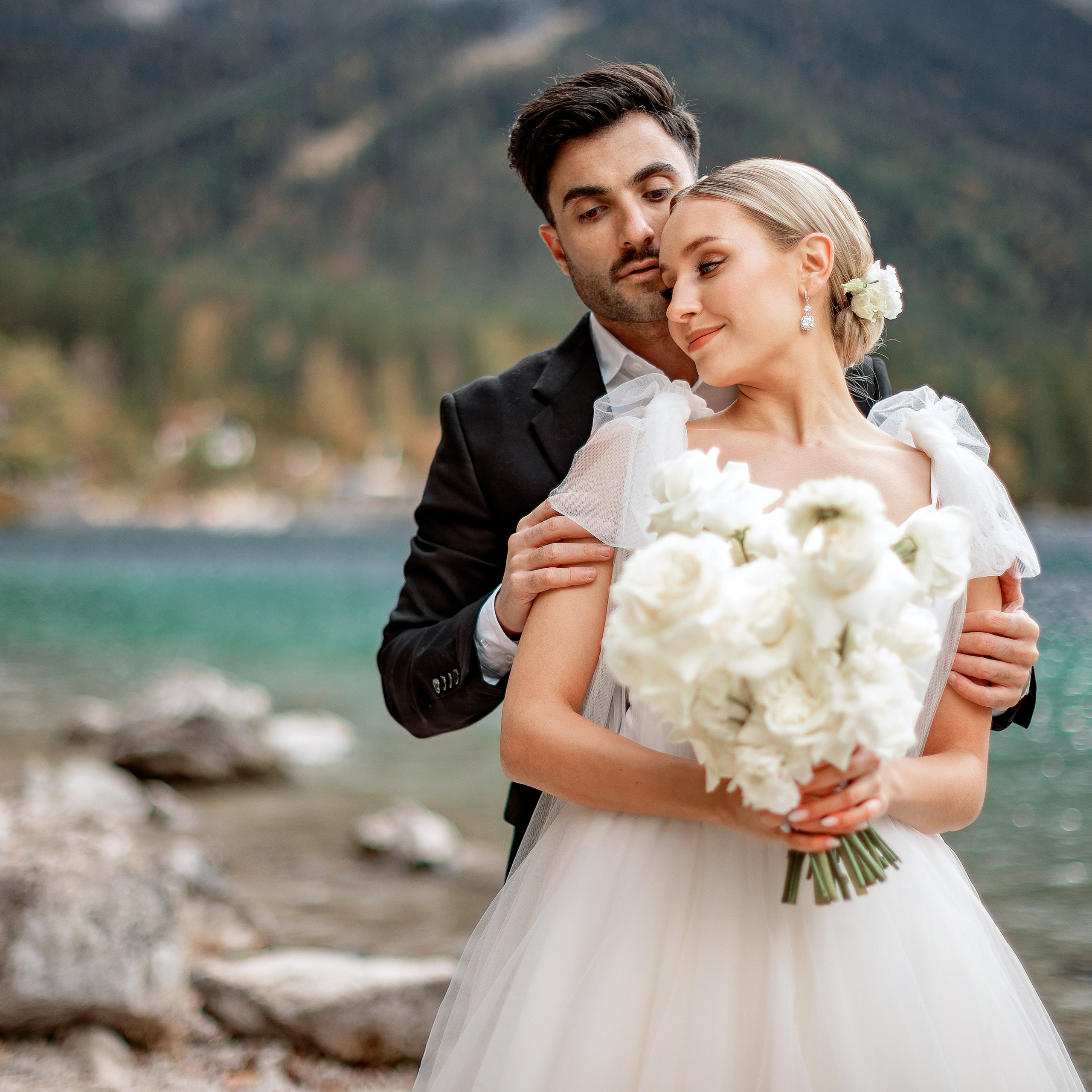 Hochzeit in Deutschland, Braut Make Up, Alpen, Hochzeit, Trauung in den Alpen, Hochzeit am Eibsee, Herbsthochzeit, Brautpaarshooting am Eibsee, Hochzeit in den Bergen, Hochzeitsfotograf Niedersachsen, Münster, Rheine, Hannover, heiraten in Osnabrück, Brautkpaar, Hochzeitstrends, Brautkleid, freie Trauung, weißer Brautstrauß
