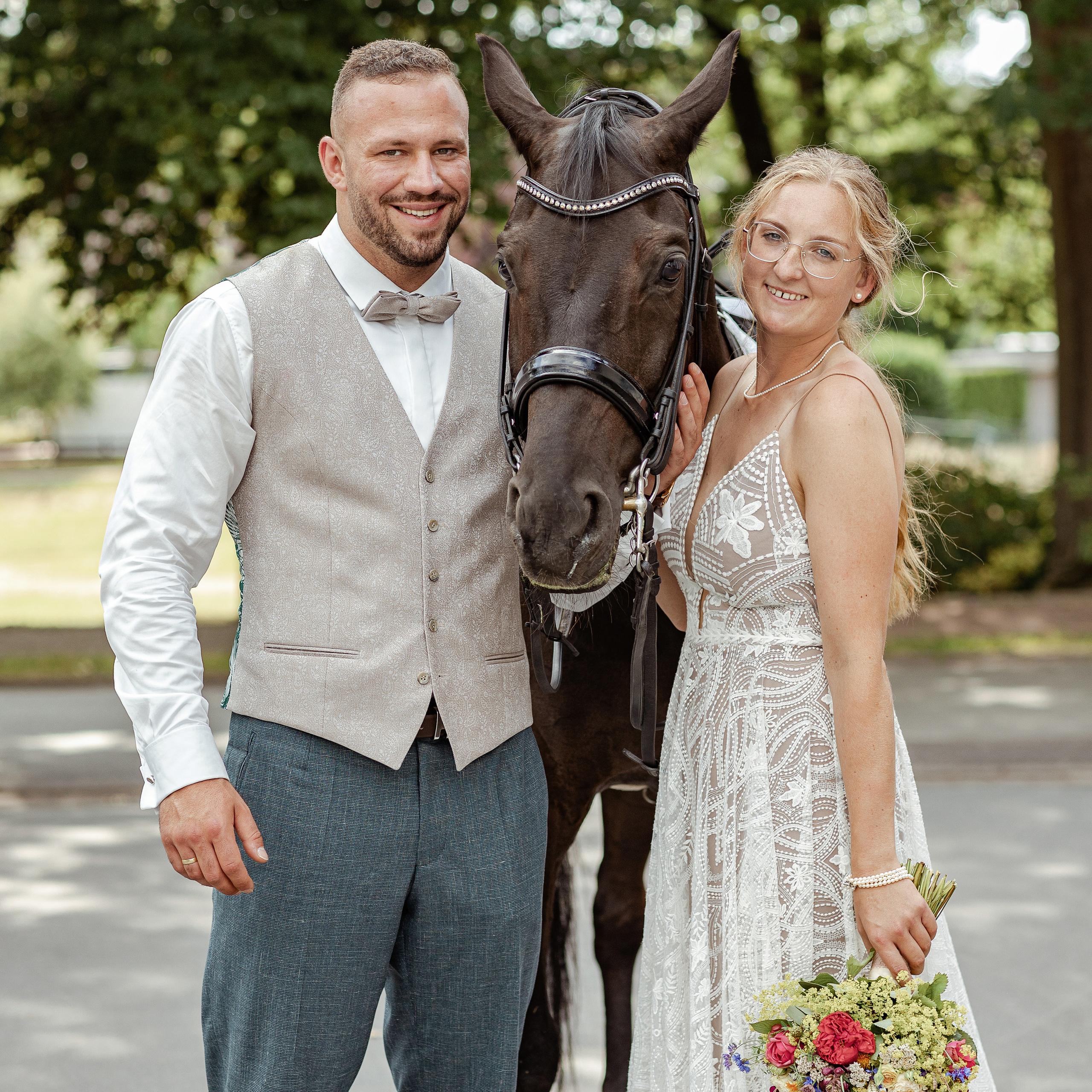 Hochzeit mit Pferd, Hochzeitsfotograf OSnabrück, Hochzeitsfotograf Bad Rothenfelde, Hochzeitsfotos mit Pferd, Hochzeit Niedersachsen, Braut und Pferd, Brautpaar mit Pferd, Brautpaarshooting mit Pferd, Brautpaarshooting Bad Rothenfelde, Brautportrait, hochzeitsfotograf, hochzeitsreportage, lovestory, streetstyle fotoshooting, fotograf osnabrück, after wedding fotoshooting, fotograf deutschland, fotograf osnabrücker land, photographer germany, elopement photographer germany, after wedding photographer germany, lovestory fotoshooting