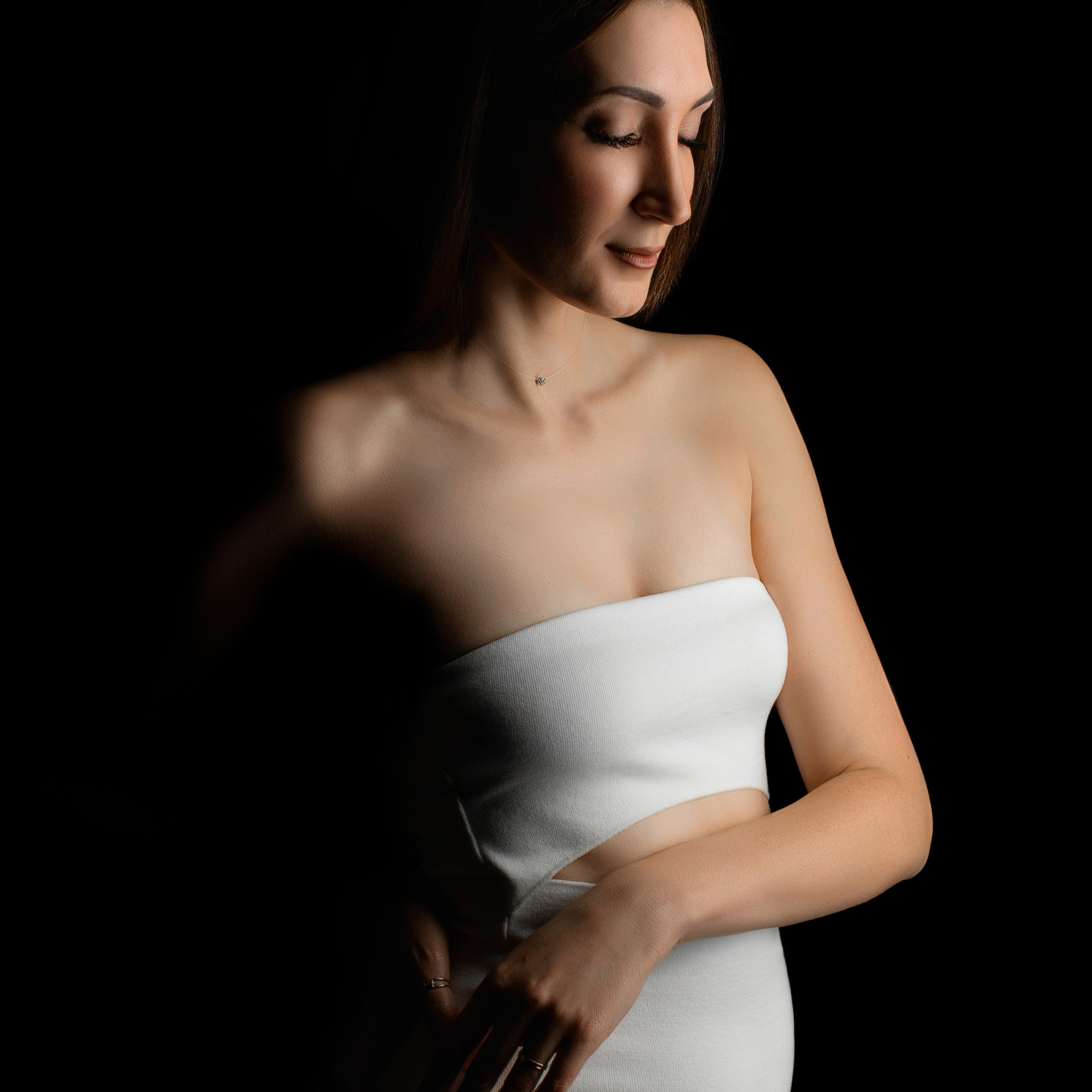 Studiofotografie, Schwangerschaft, Schwangerschaftsshooting, Fotoshooting Babybauch, Babybauchshooting, Osnabrück, Porträt, minimalistisch, schwarz-weiß, Osnabrueck, Rheine, Ibbenbühren, Fotograf Osnabrück, Fotografin Osnabrück, Gynäkologie, Baby, Geburt, Eltern werden, Geburtsanmeldung