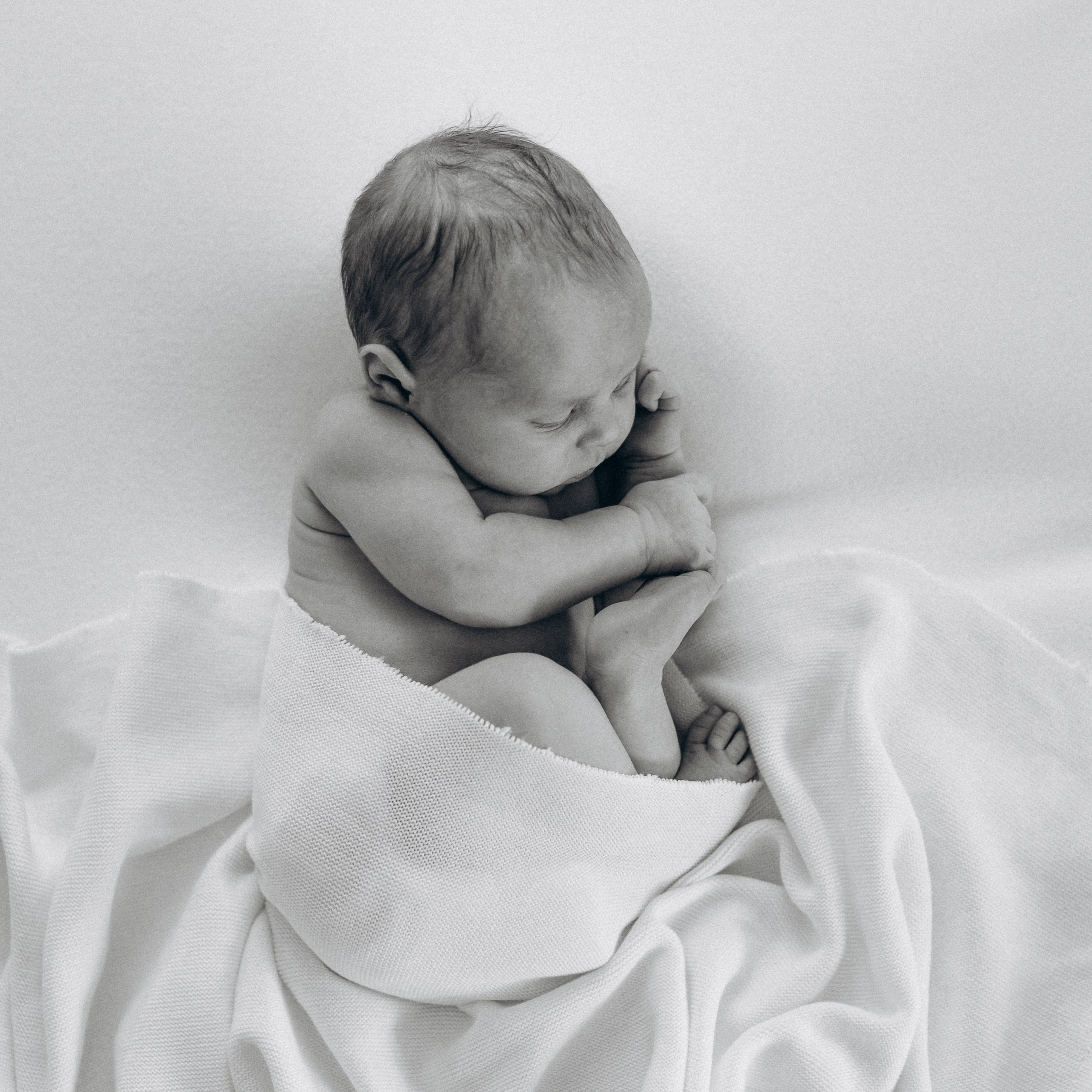 Ein Newbornshooting in swarz-weiß. Fotografin in Osnabrück Mariana Slav