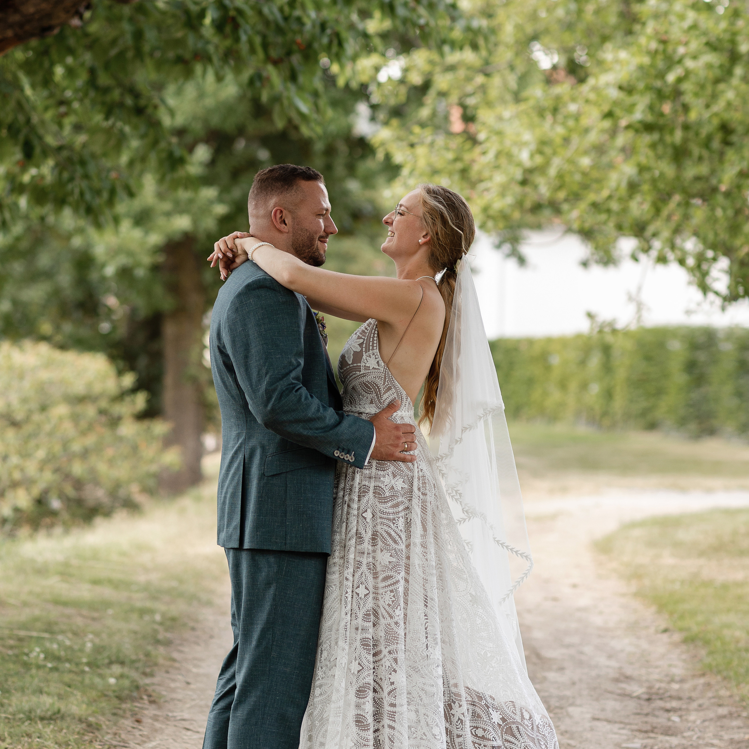 Hochzeit Niedersachsen, Braut und Bräutigam, Brautpaar Fotoshooting, Brautpaarshooting, Brautpaarshooting Bad Rothenfelde, Brautportrait, hochzeitsfotograf, hochzeitsreportage, fotograf osnabrück, after wedding fotoshooting, fotograf deutschland, fotograf osnabrücker land, photographer germany, elopement photographer germany, after wedding photographer germany, lovestory fotoshooting
