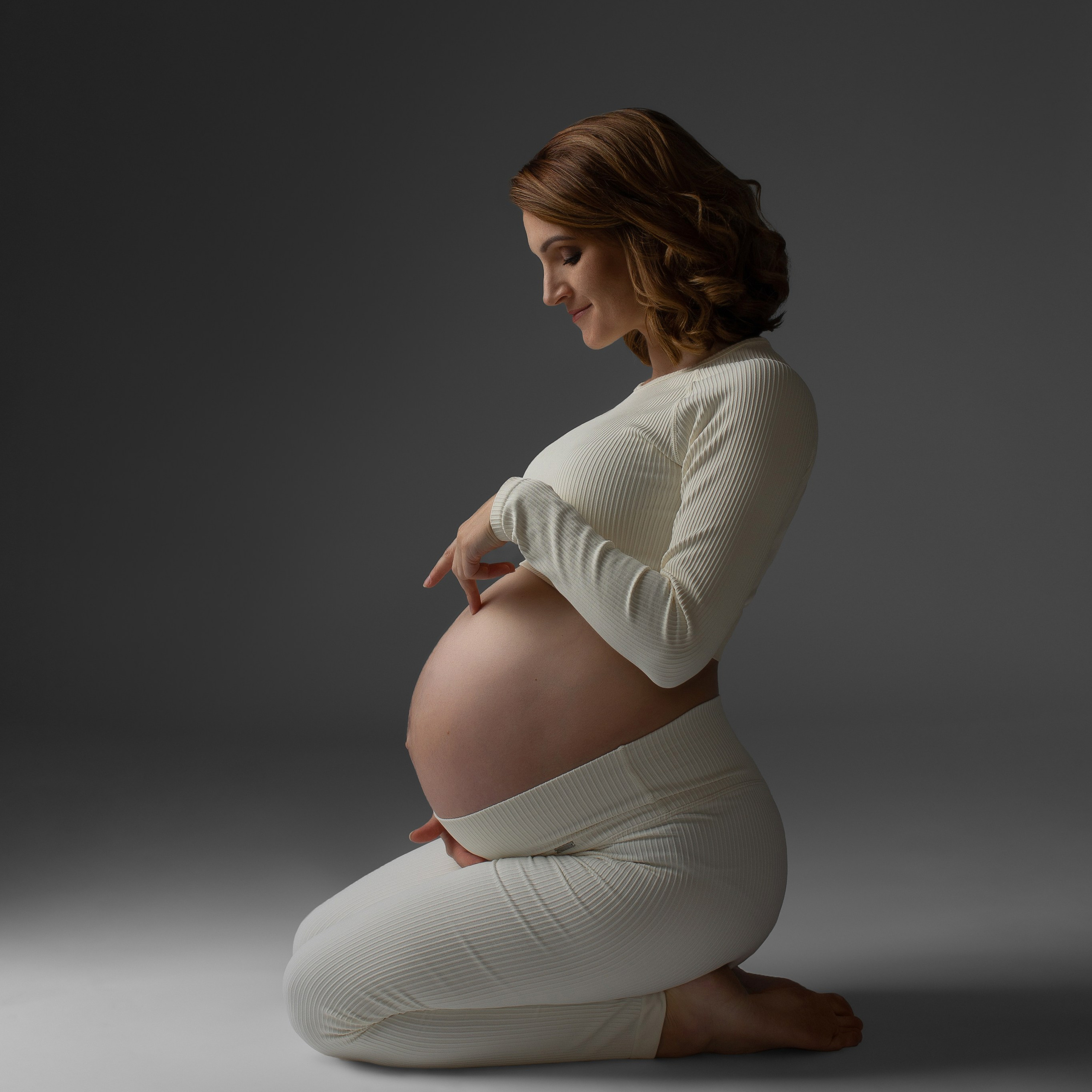 Studiofotografie, Schwangerschaft, Schwangerschaftsshooting, Fotoshooting Babybauch, Babybauchshooting, Osnabrück, Porträt, minimalistisch, schwarz-weiß, Osnabrueck, Fotograf Osnabrück, Fotografin Osnabrück