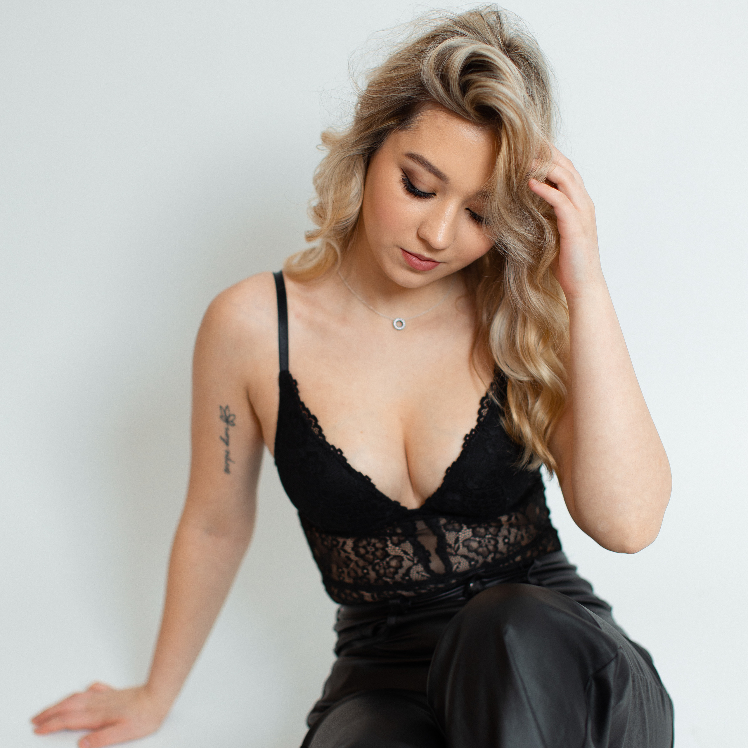 boudoir fotoshooting osnabrueck · portrait fotoshooting fotografin osnabrueck · styled shoot · fotoshooting im studio · black an white