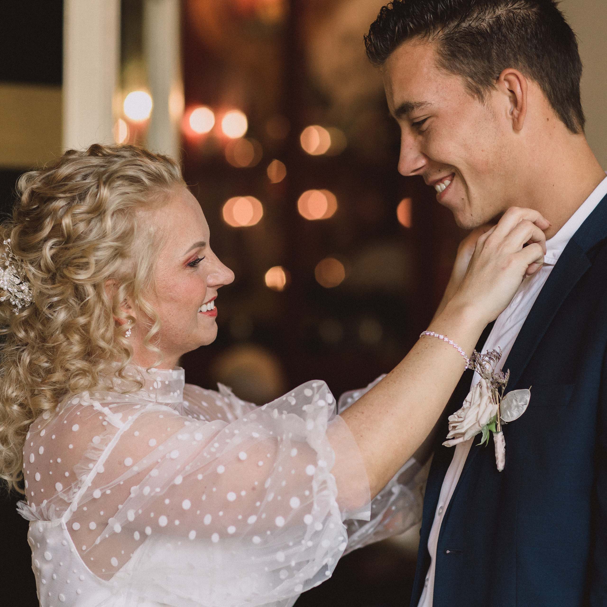 Hochzeit in Holland, Brautpaarshooting, Hochzeitsfotografie, Hochzeitsfotograf in Osnabrück, Hochzeitsfotograf in Niedersachsen, Glückliches Brautpaar beim Stylen im Hotel, lovestory, streetstyle fotoshooting, fotograf osnabrück, homestory fotograf, portrait, after wedding fotoshooting, fotograf deutschland, fotograf osnabrücker land, photographer germany, elopement photographer germany, after wedding photographer germany, lovestory fotoshooting amsterdam