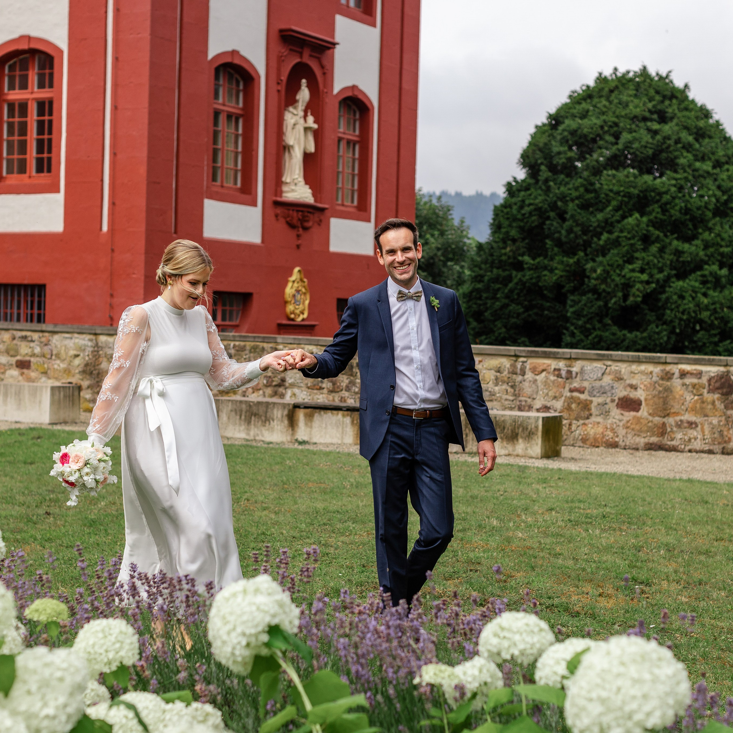 Hochzeit Bad Iburg, Brautpaar, Osnabrück, Hochzeit, standesamtliche Trauung Bad Iburg, Standesamt Bad Iburg, Sommerhochzeit, Hochzeitsfotograf Niedersachsen, Münster, Rheine, Hannover, Heiraten in Bad Iburg, Brautkleid, Hochzeitstrends, Braut, Brautpaarshooting, freie Trauung