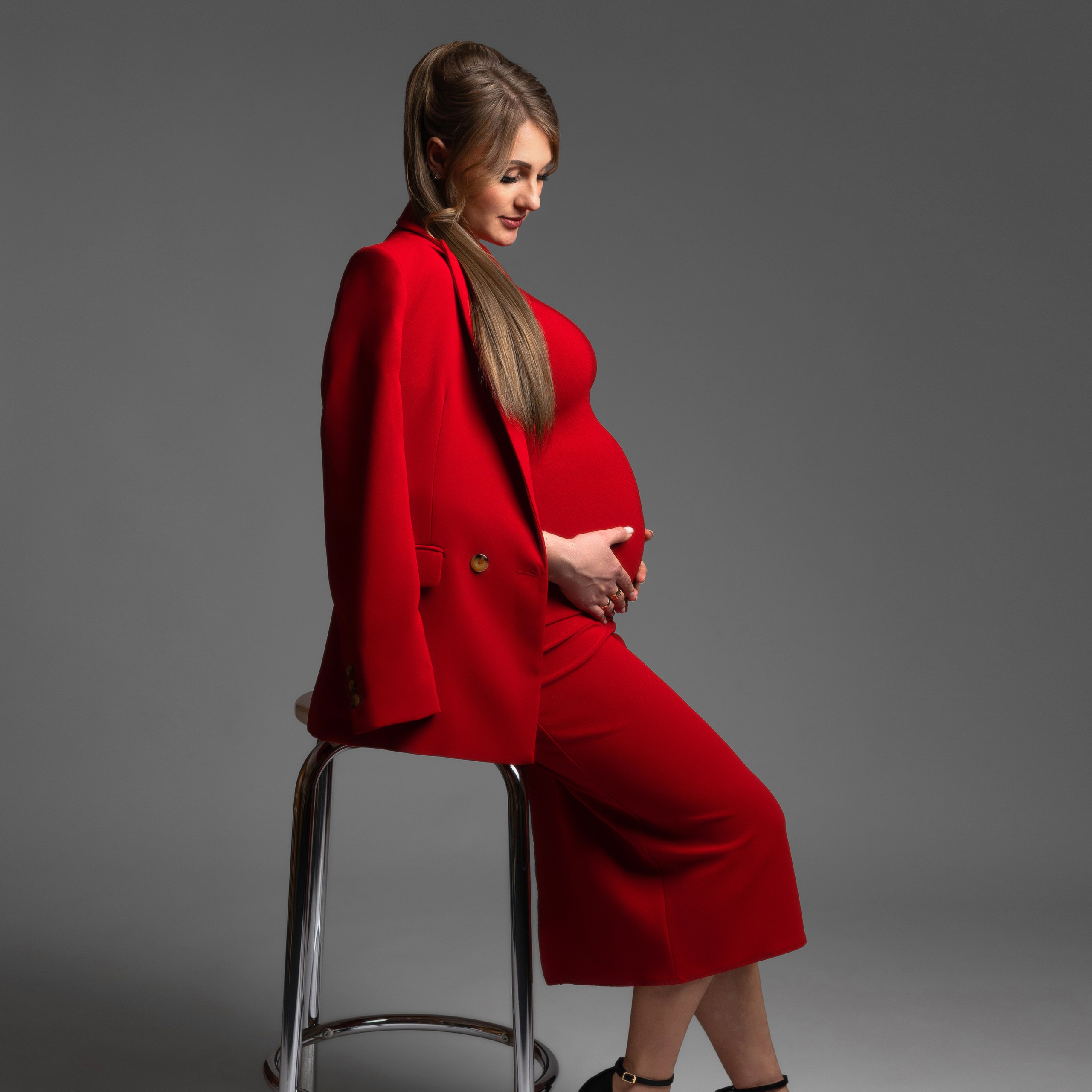 Studiofotografie, Schwangerschaft, Schwangerschaftsshooting, Fotoshooting Babybauch, Babybauchshooting, Osnabrück, Porträt, minimalistisch, schwarz-weiß, Osnabrueck, Fotograf Osnabrück, Fotografin Osnabrück