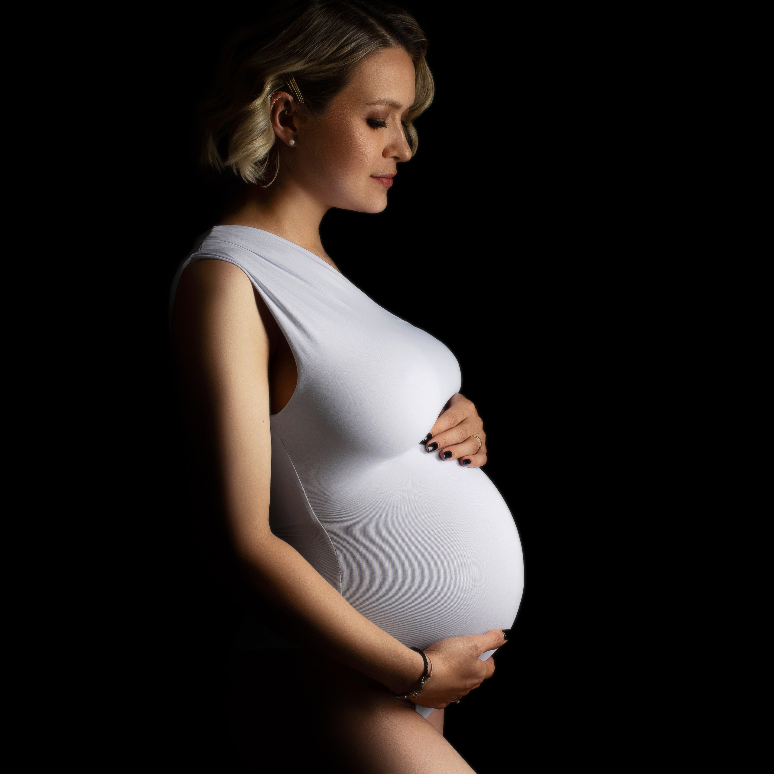 Studiofotografie, Schwangerschaft, Schwangerschaftsshooting, Fotoshooting Babybauch, Babybauchshooting, Osnabrück, Porträt, minimalistisch, schwarz-weiß, Osnabrueck, Fotograf Osnabrück, Fotografin Osnabrück