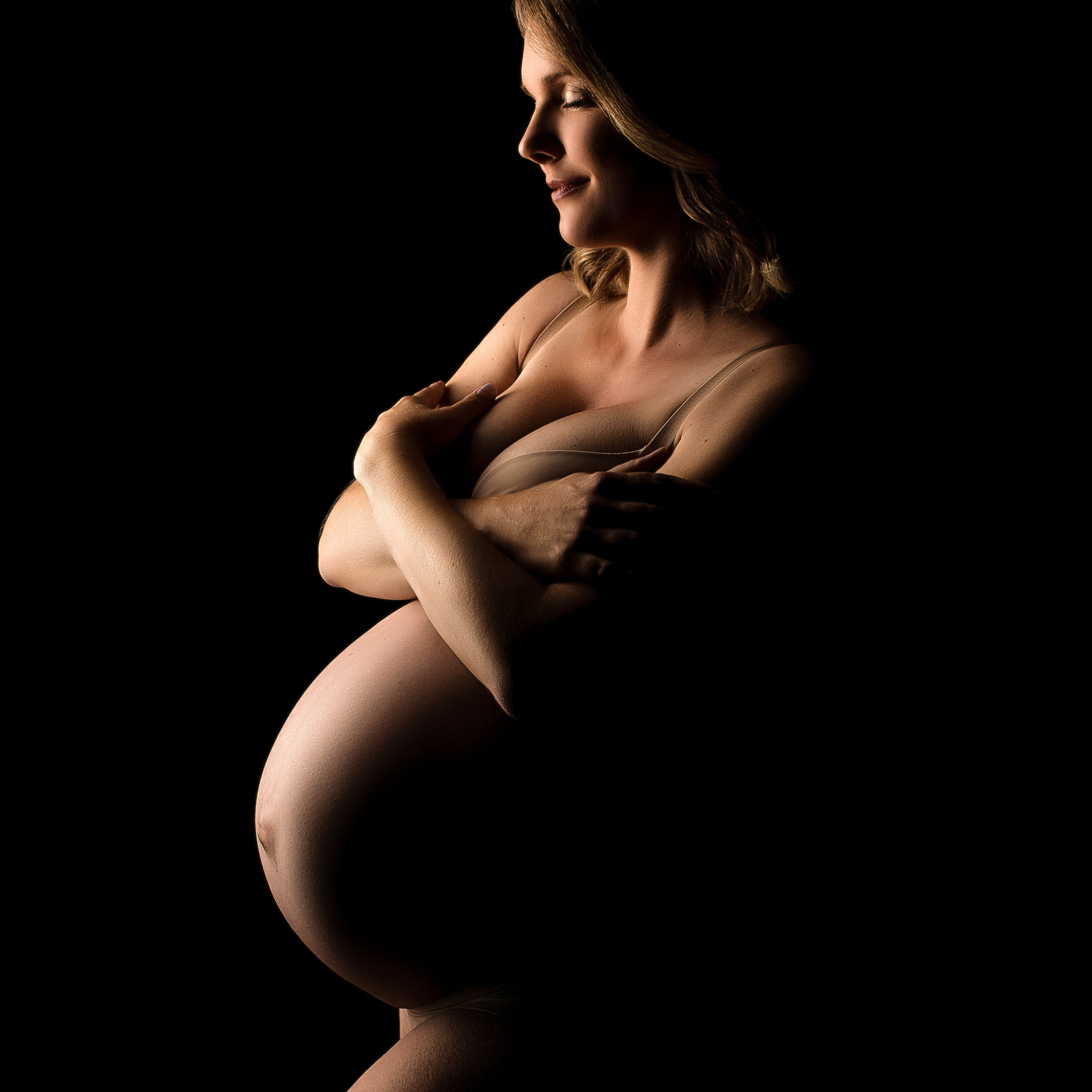 Studiofotografie, Schwangerschaft, Schwangerschaftsshooting, Fotoshooting Babybauch, Babybauchshooting, Osnabrück, Porträt, minimalistisch, schwarz-weiß, Osnabrueck, Fotograf Osnabrück, Fotografin Osnabrück