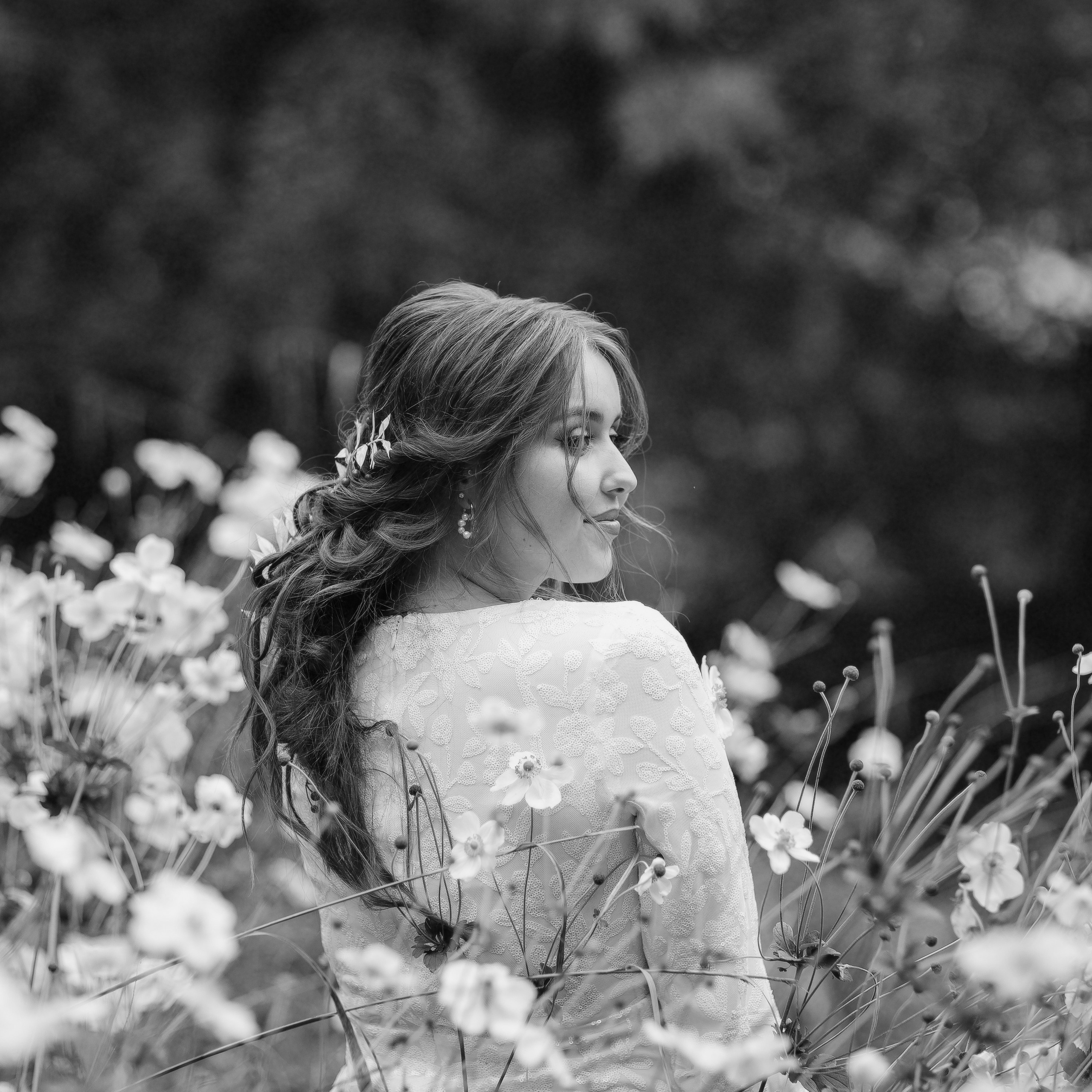 Hochzeitsfotografie, Hochzeitsfotograf in Osnabrück und Umgebung, schwarz weißes Brautportrait in der Natur, Osnabrücker Stadtpark