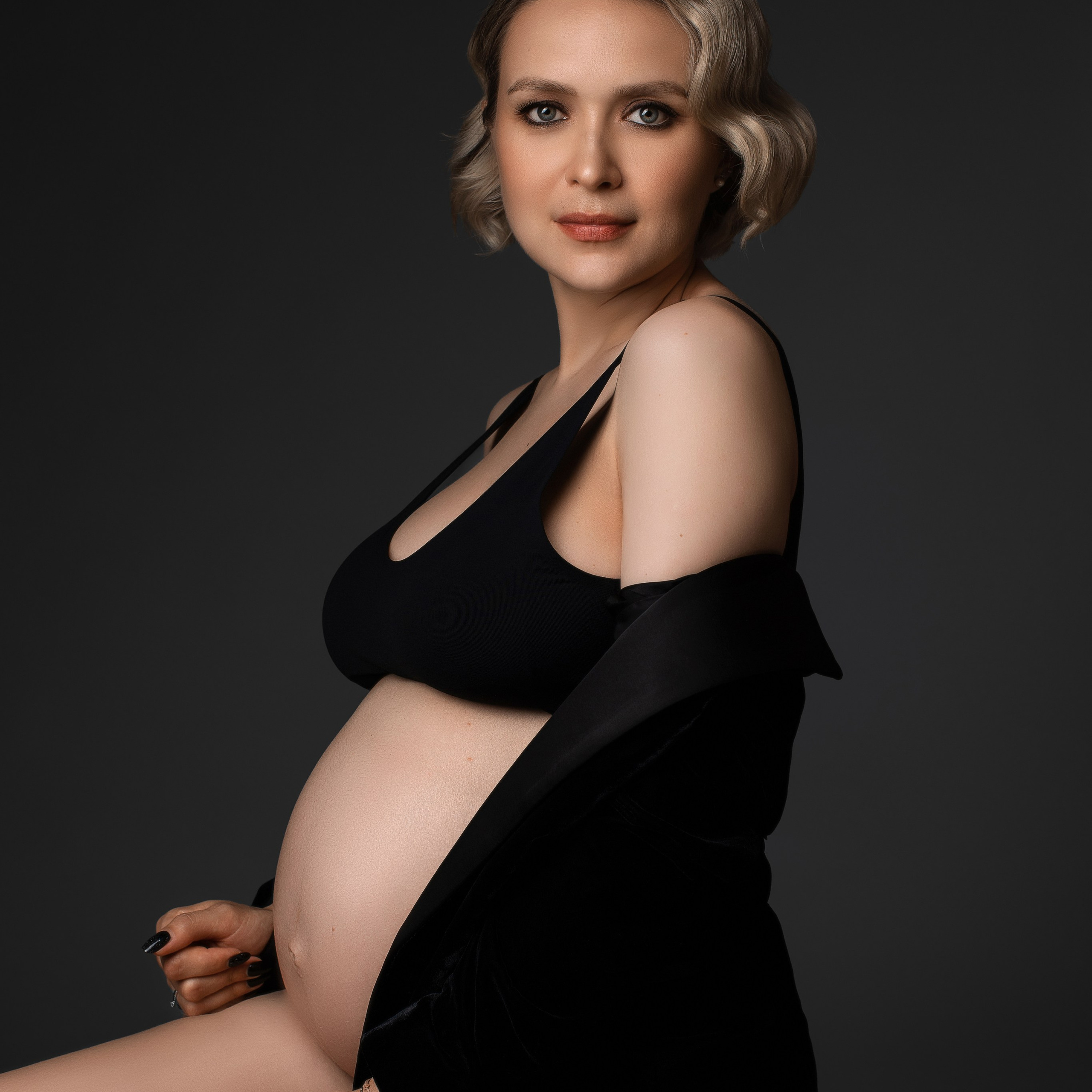 Studiofotografie, Schwangerschaft, Schwangerschaftsshooting, Fotoshooting Babybauch, Babybauchshooting, Osnabrück, Porträt, minimalistisch, schwarz-weiß, Osnabrueck, Fotograf Osnabrück, Fotografin Osnabrück