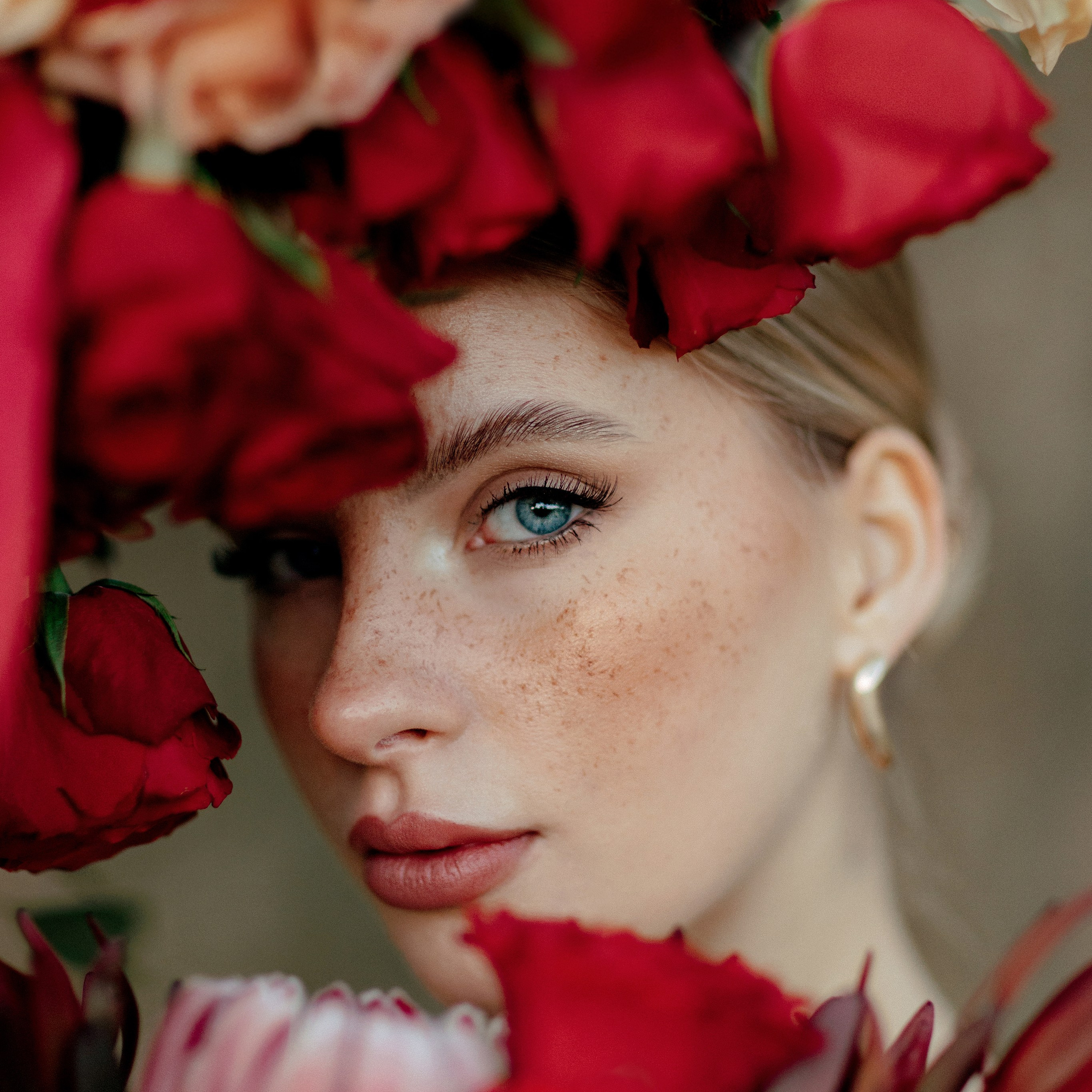 Hochzeit in Osnabrück, Braut Make Up, Osnabrück, Hochzeit, Standesamt Osnabrück, Herbsthochzeit, Hochzeitsfotograf Niedersachsen, Münster, Rheine, Hannover, heiraten in Osnabrück, Brautkleid, Hochzeitstrends, Brautstrauß, freie Trauung, roter Brautstrauß