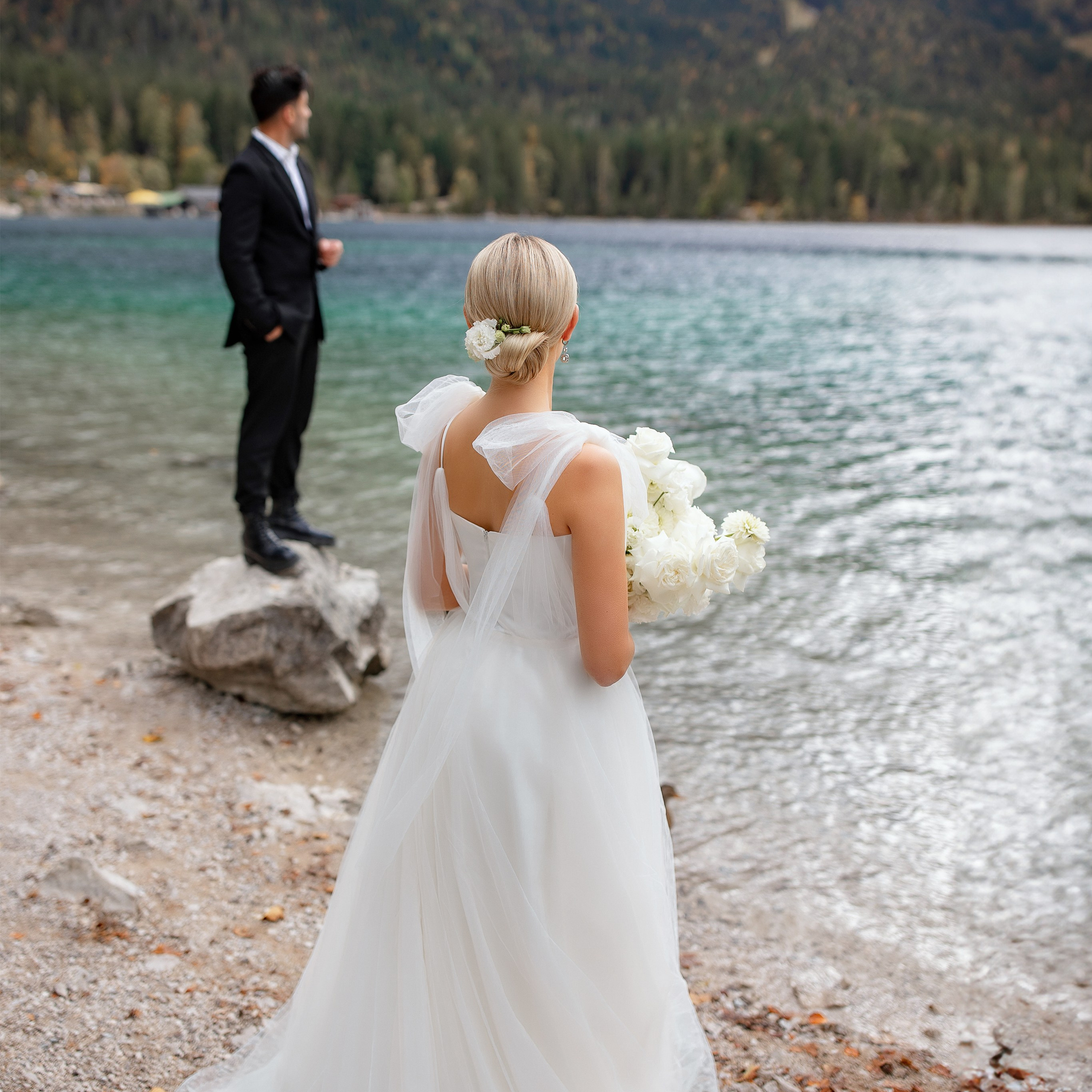 Hochzeit in Deutschland, Braut Make Up, Alpen, Hochzeit, Trauung in den Alpen, Hochzeit am Eibsee, Herbsthochzeit, Brautpaarshooting am Eibsee, Hochzeit in den Bergen, Hochzeitsfotograf Niedersachsen, Münster, Rheine, Hannover, heiraten in Osnabrück, Brautkpaar, Hochzeitstrends, Brautkleid, freie Trauung, weißer Brautstrauß