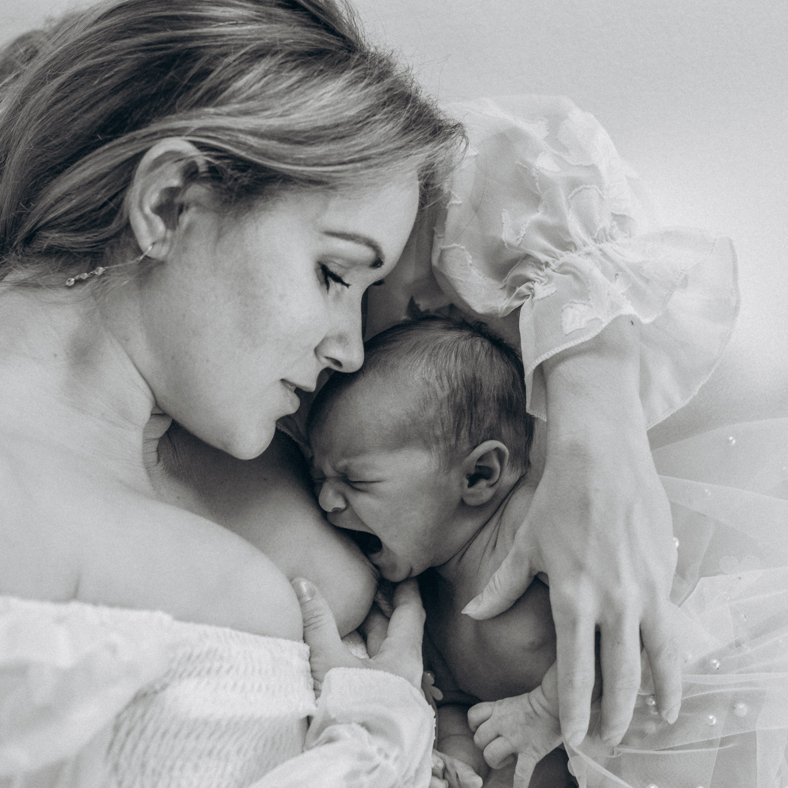 Das Neugeborene mit der Mutter beim Stillen.