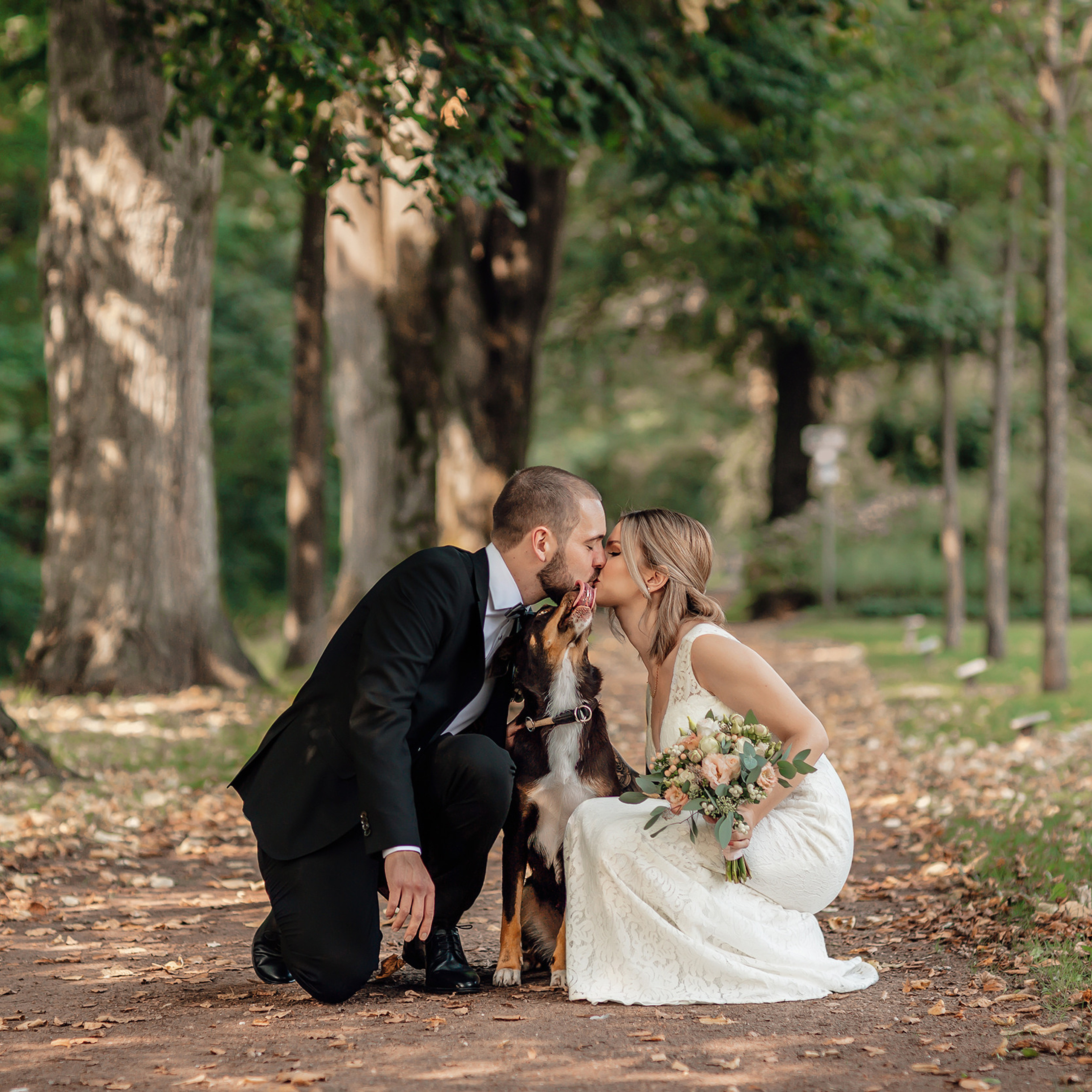 Hochzeitsfotoshooting im Stadtpark Epe, Hochzeit mit Hund, Brautpaarshooting mit Hund, Braut mit Hund, Hochzeit Niedersachsen, Braut und Bräutigam, Brautpaar Fotoshooting, Brautpaarshooting, Brautpaarshooting Epe, Brautportrait, hochzeitsfotograf, hochzeitsreportage, fotograf osnabrück, after wedding fotoshooting, fotograf deutschland, fotograf osnabrücker land, photographer germany, elopement photographer germany, after wedding photographer germany, lovestory fotoshooting