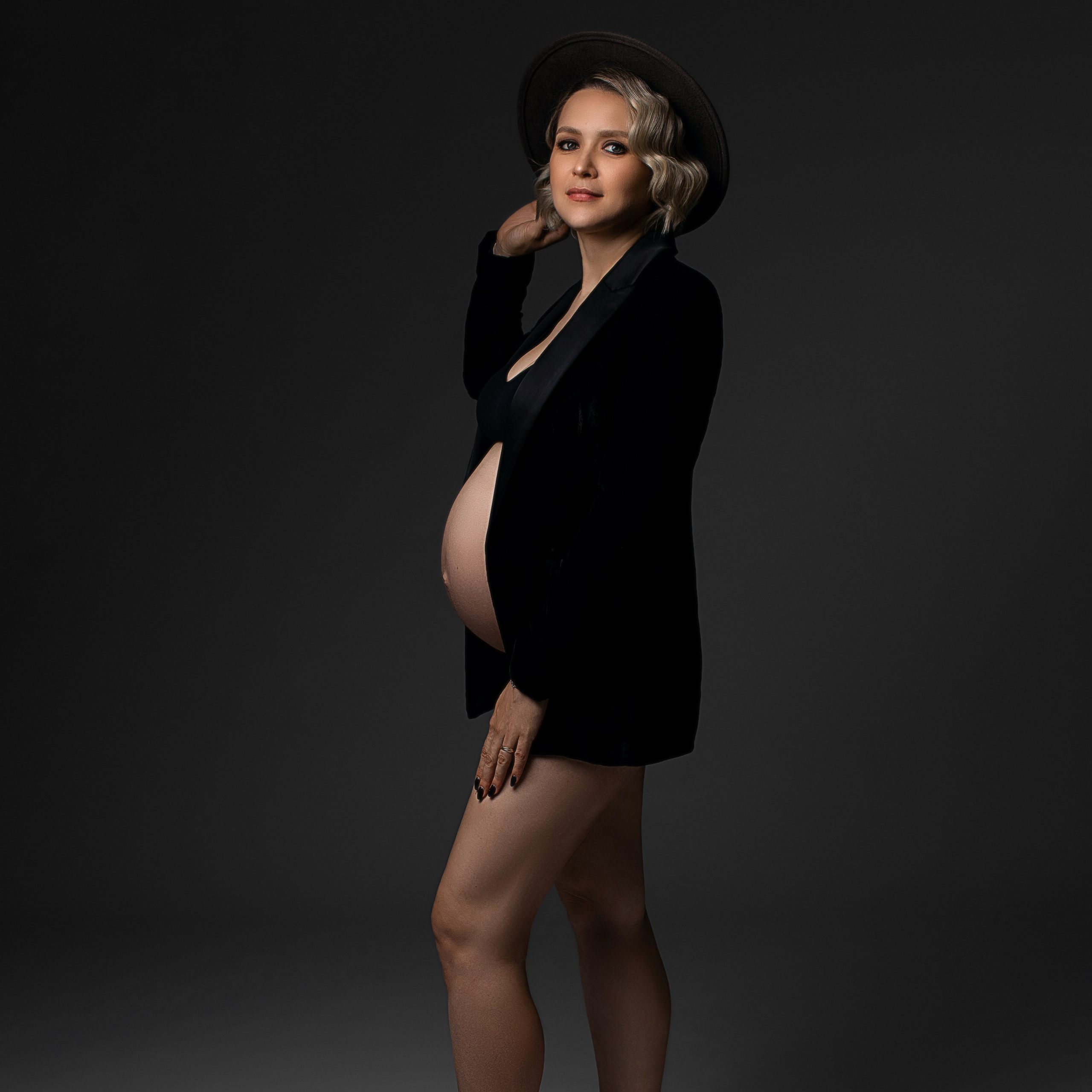 Studiofotografie, Schwangerschaft, Schwangerschaftsshooting, Fotoshooting Babybauch, Babybauchshooting, Osnabrück, Porträt, minimalistisch, schwarz-weiß, Osnabrueck, Fotograf Osnabrück, Fotografin Osnabrück