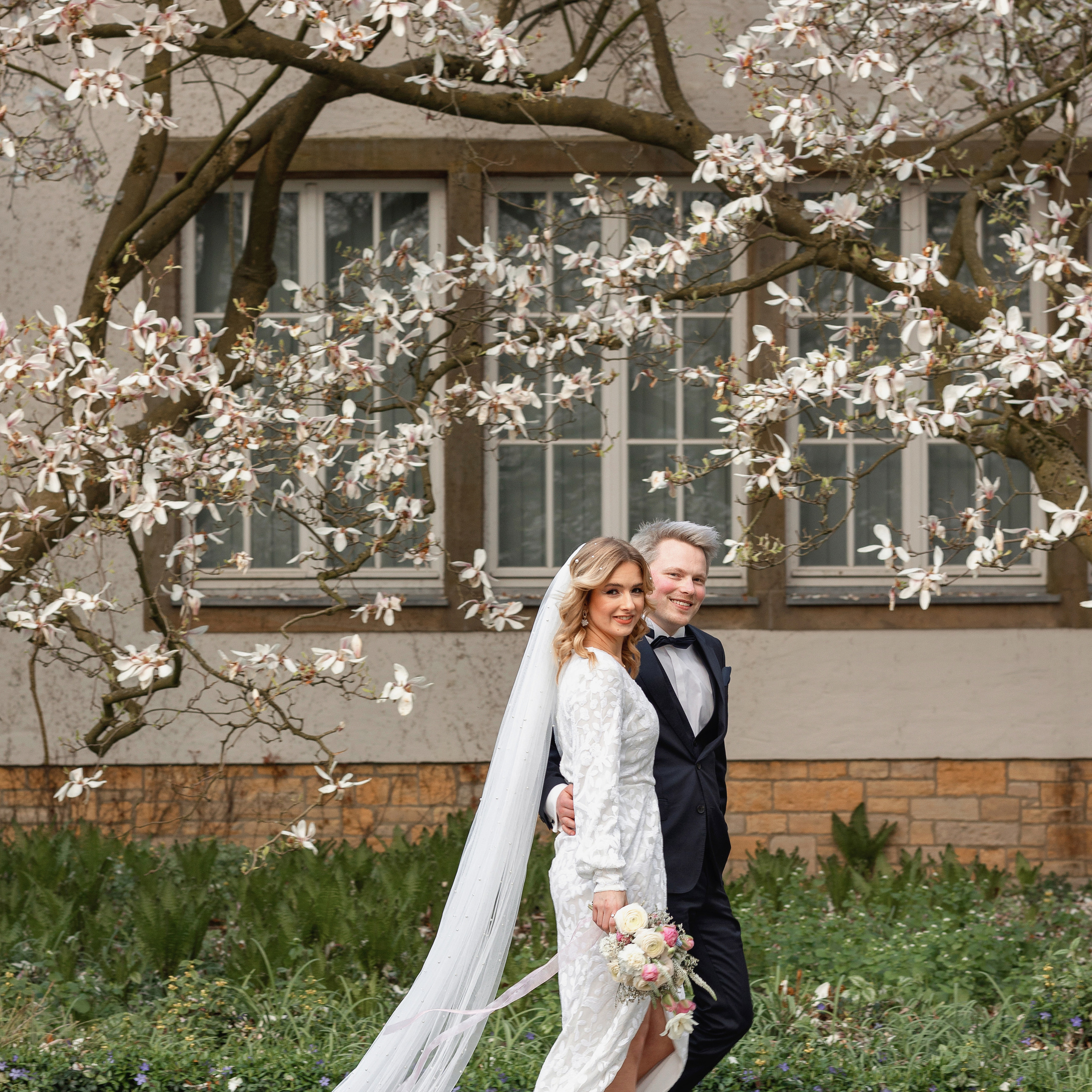 Hochzeit in Osnabrück, Hochzeitsreportage in der Stadt, Fotograf Osnabrück, Brautpaarshooting, Fotograf in Osnabrück, Hochzeitsfotograf Deutschland, Frühlingshochzeit, Magnolienblühte