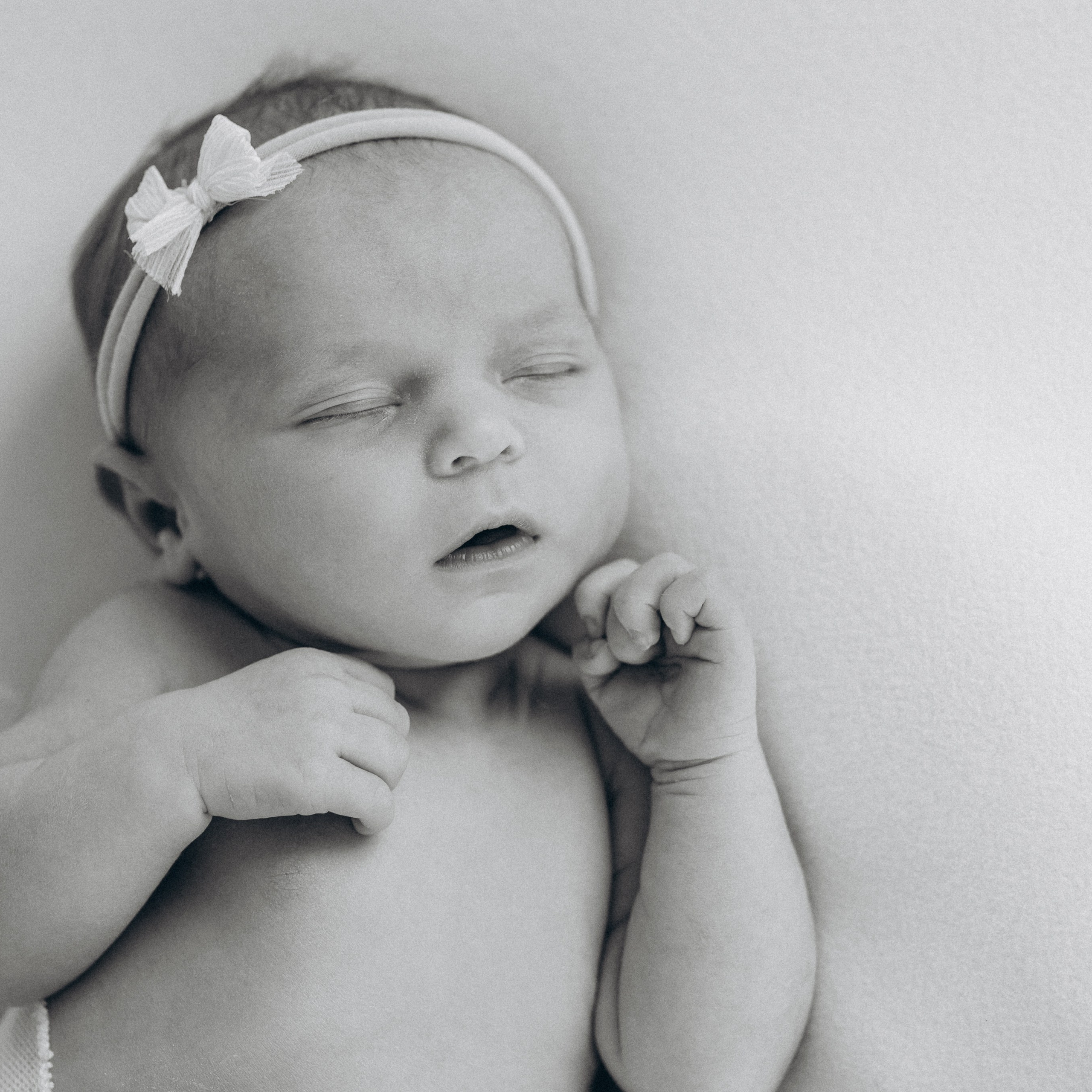 Ein Newbornshooting in swarz-weiß. Fotografin in Osnabrück Mariana Slav