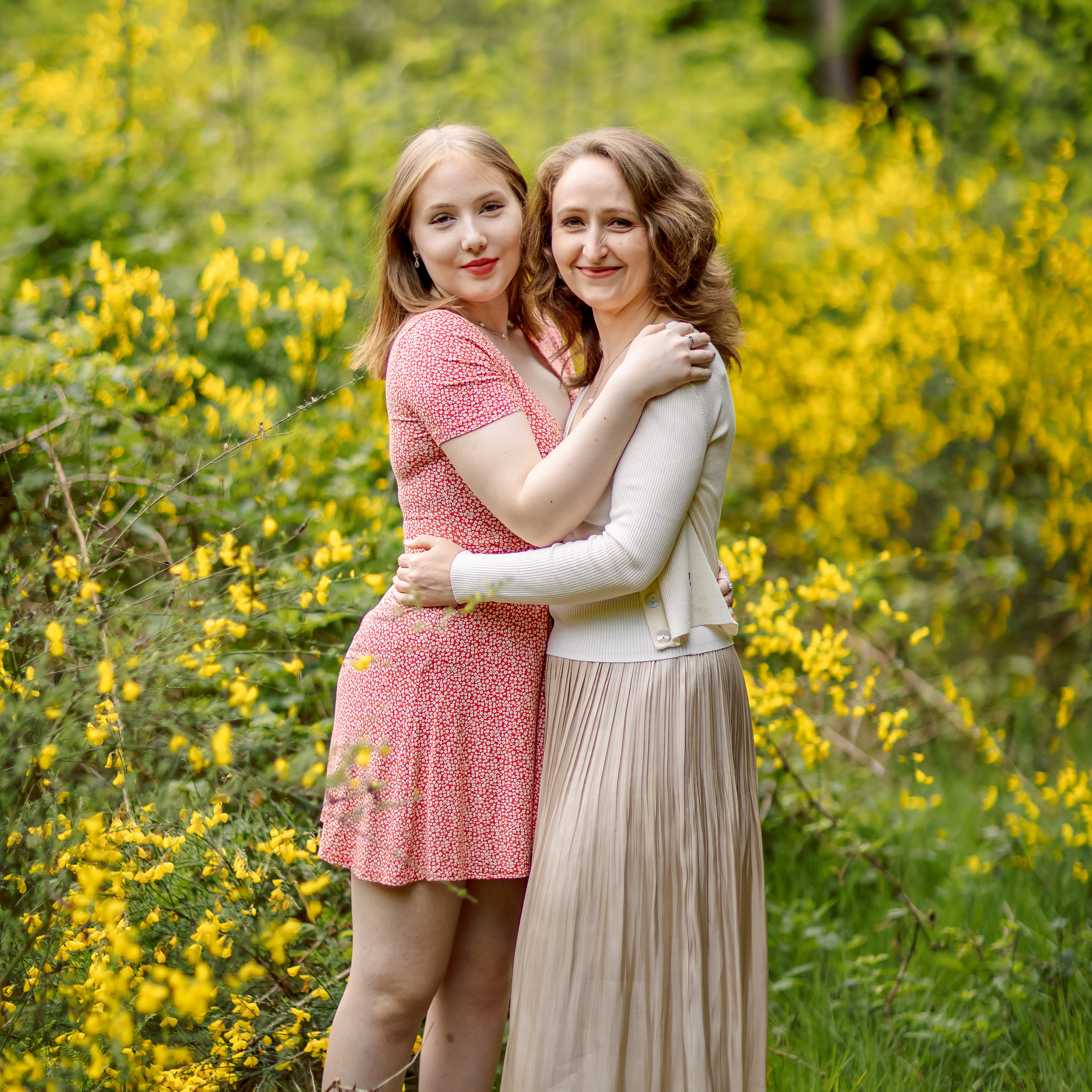 Wald, Familienshooting, Waldshooting, Fotograf in Osnabrück, Familienglück, Sommer, Sommershooting, Osnabrück, Hannover, Mutter und Tochter