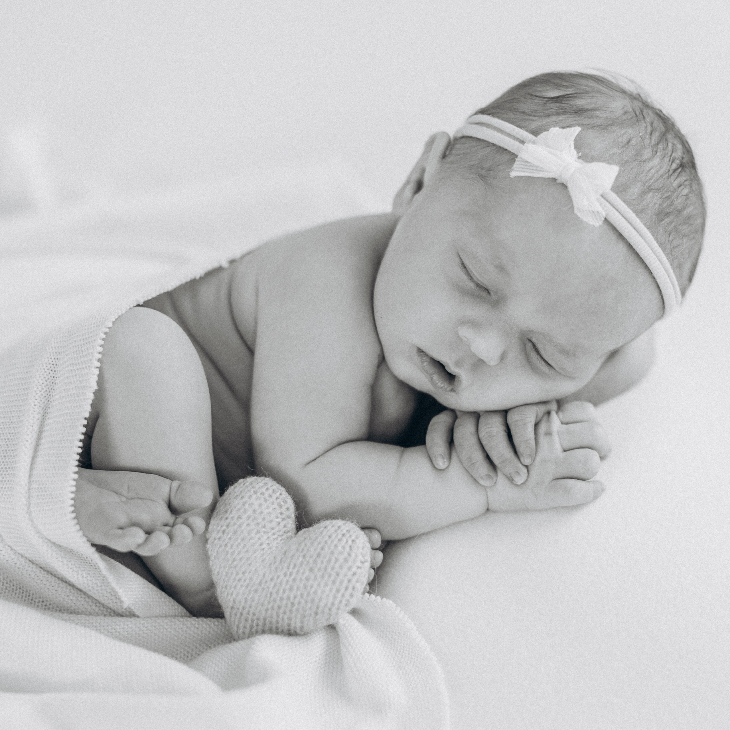 Ein Newbornshooting in swarz-weiß. Fotografin in Osnabrück Mariana Slav