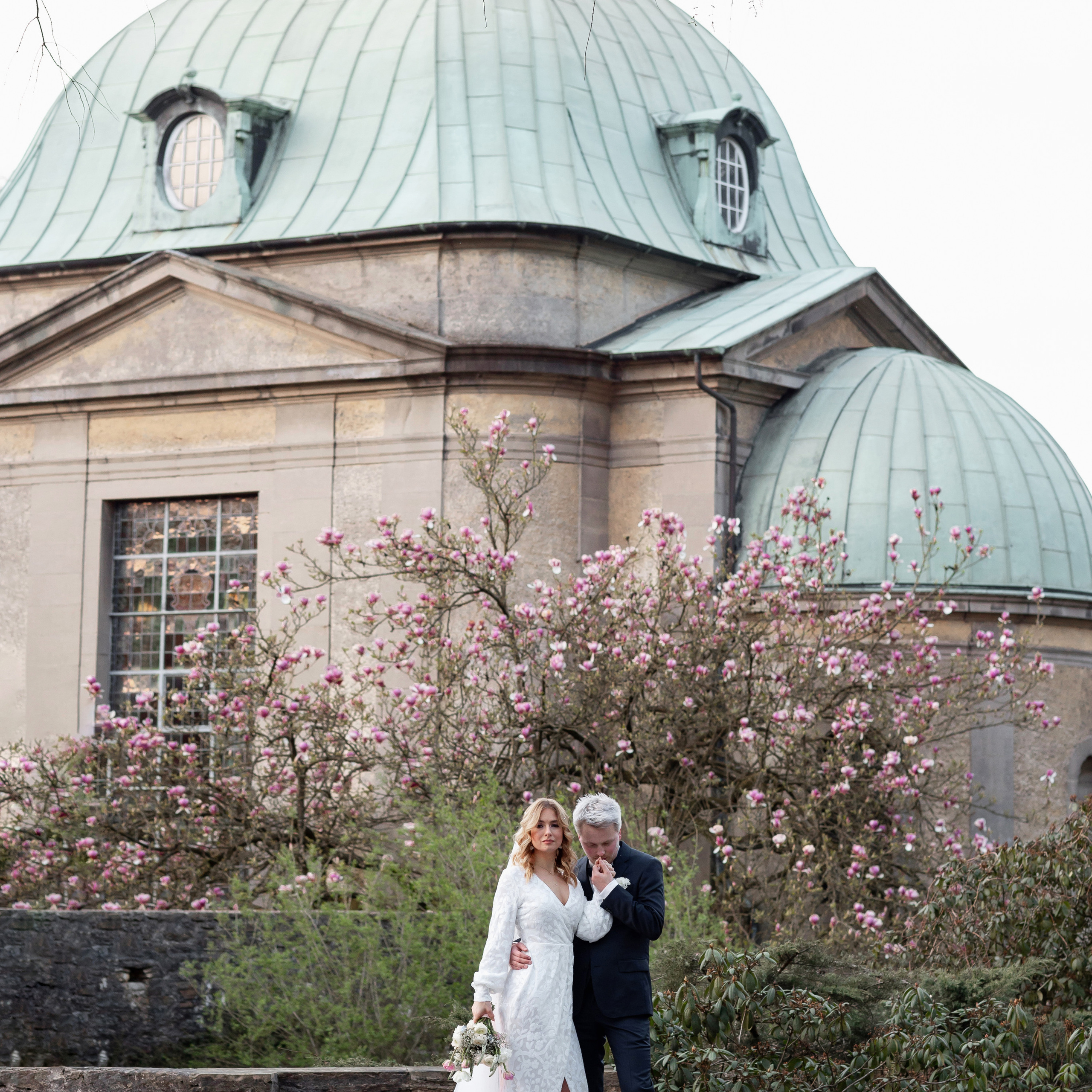 Hochzeit in Osnabrück, Hochzeitsreportage in der Stadt, Fotograf Osnabrück, Brautpaarshooting, Fotograf in Osnabrück, Hochzeitsfotograf Deutschland, Frühlingshochzeit, Magnolienblühte, Gutshof Bad Leyer