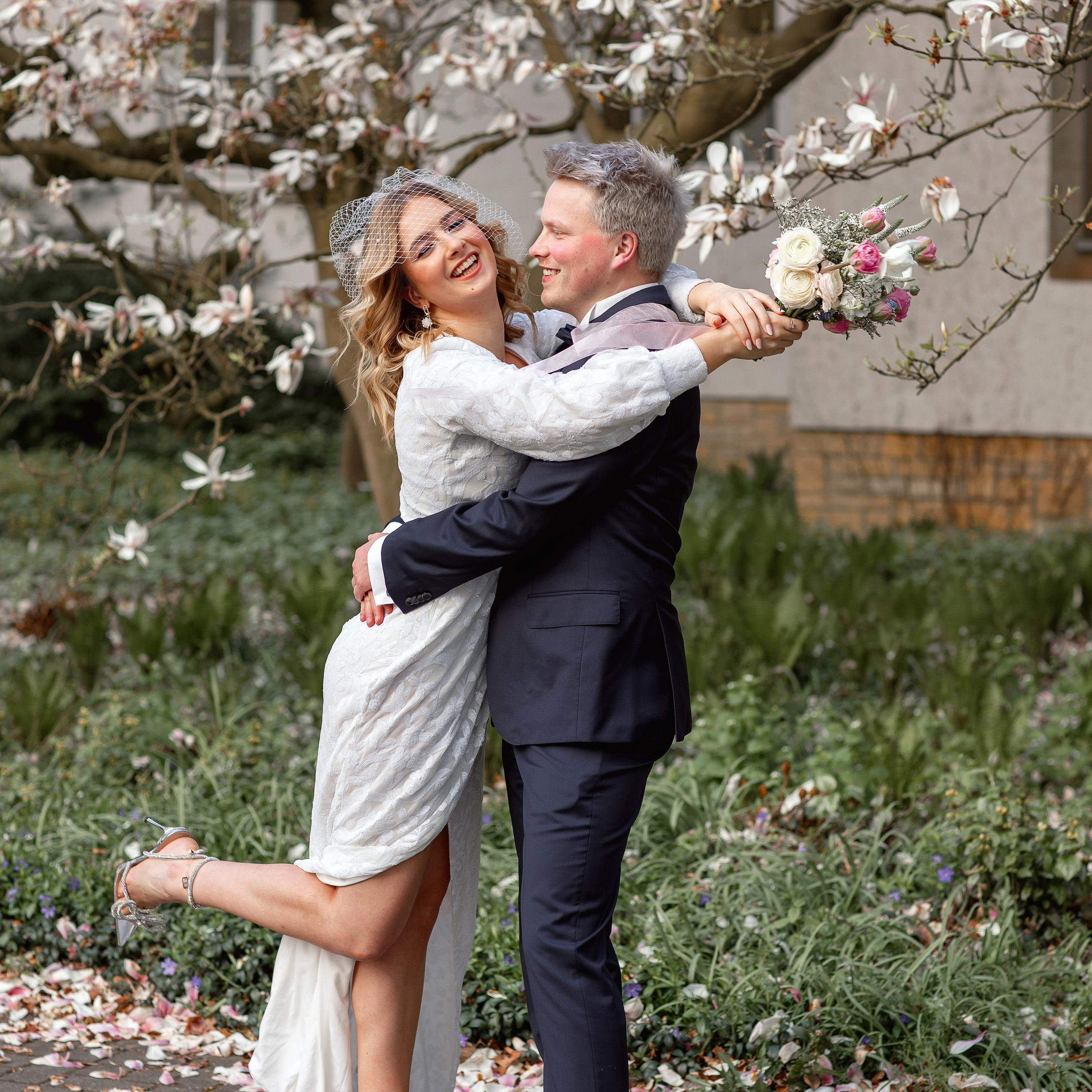 Hochzeit in Osnabrück, Hochzeitsreportage in der Stadt, Fotograf Osnabrück, Brautpaarshooting, Fotograf in Osnabrück, Hochzeitsfotograf Deutschland, Frühlingshochzeit, Magnolienblühte