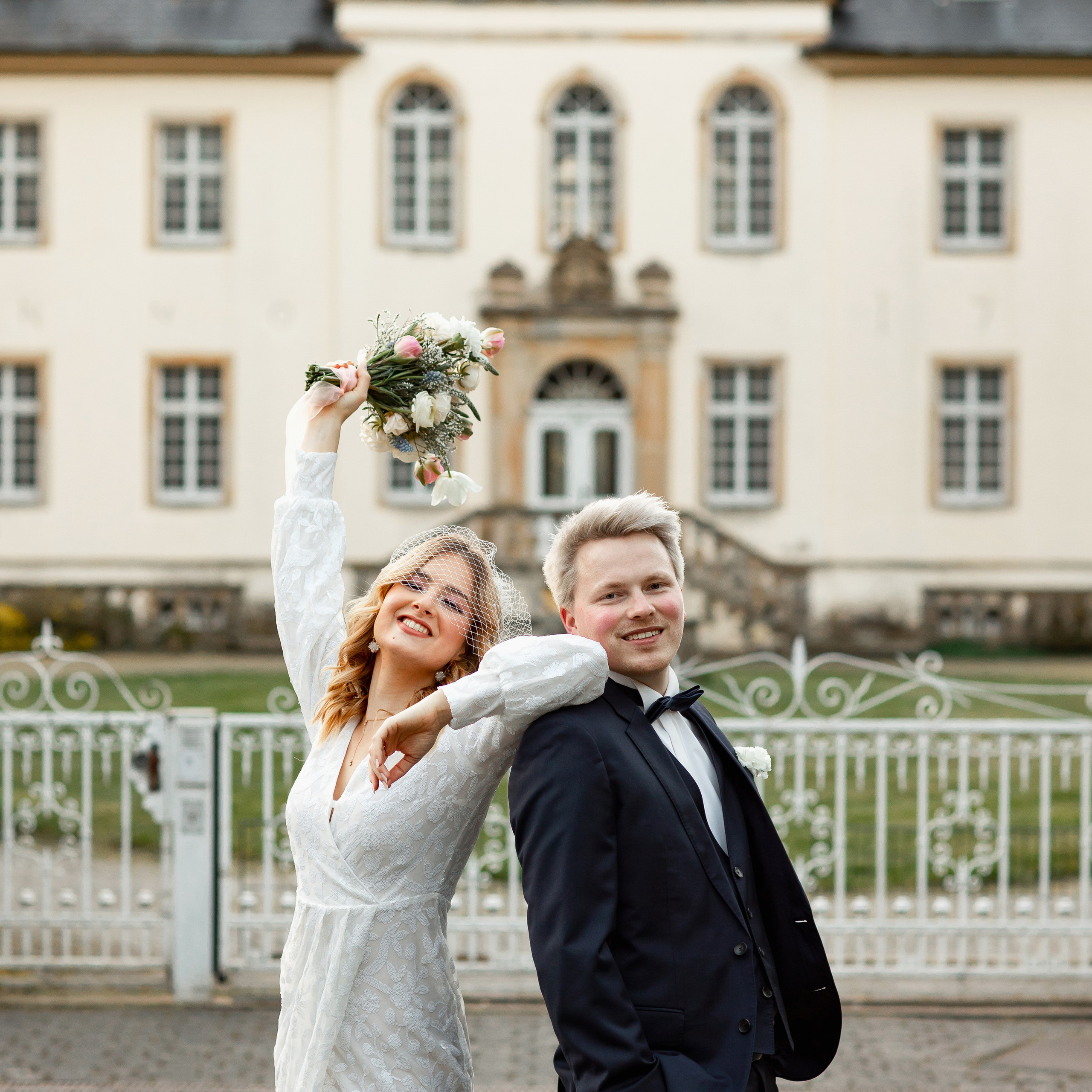 Hochzeit in Osnabrück, Hochzeitsreportage in der Stadt, Fotograf Osnabrück, Brautpaarshooting, Fotograf in Osnabrück, Hochzeitsfotograf Deutschland, Frühlingshochzeit, Magnolienblühte, Gutshof Bad Leyer