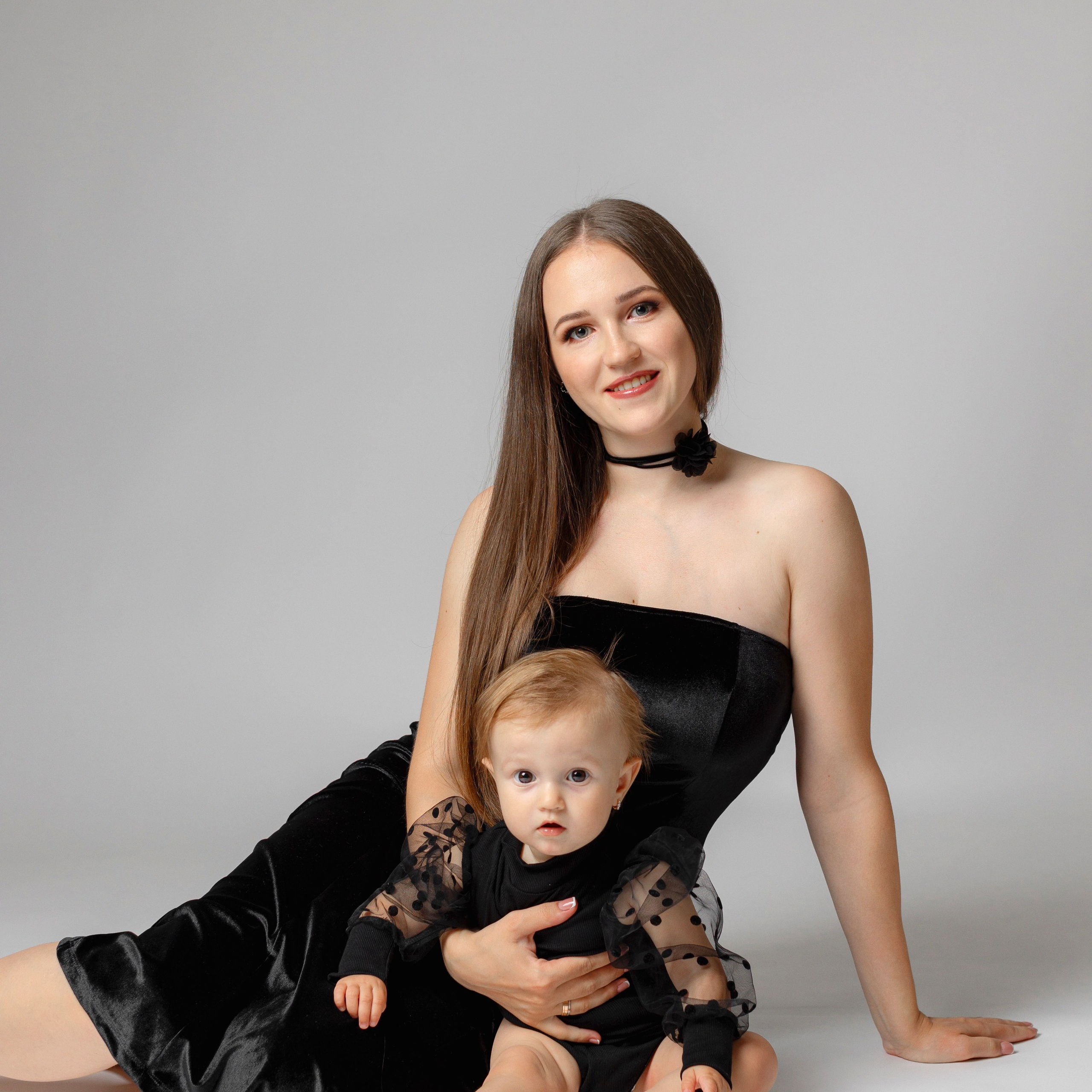 Studiofotografie, Mutterschaft, Maternity Fotoshooting, Fotoshooting Baby und Mama, Mom and me, Osnabrück, Porträt, minimalistisch, schwarz-weiß, Osnabrueck, Fotograf Osnabrück, Fotografin Osnabrück, Babyfotografie, Kleinkindfotografie, Fotoshooting mit Eltern