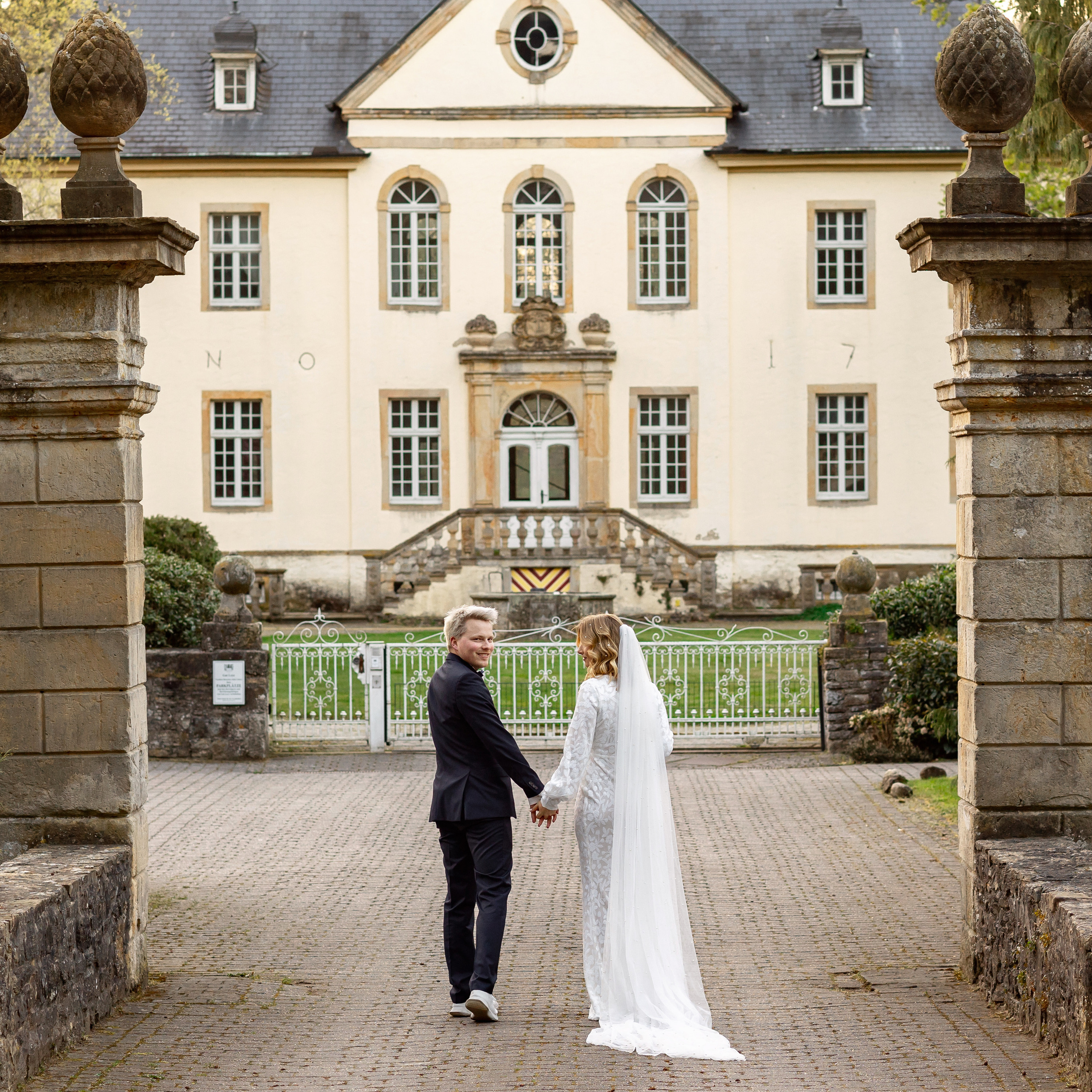Hochzeit in Osnabrück, Hochzeitsreportage in der Stadt, Fotograf Osnabrück, Brautpaarshooting, Fotograf in Osnabrück, Hochzeitsfotograf Deutschland, Frühlingshochzeit, Magnolienblühte, Gutshof Bad Leyer