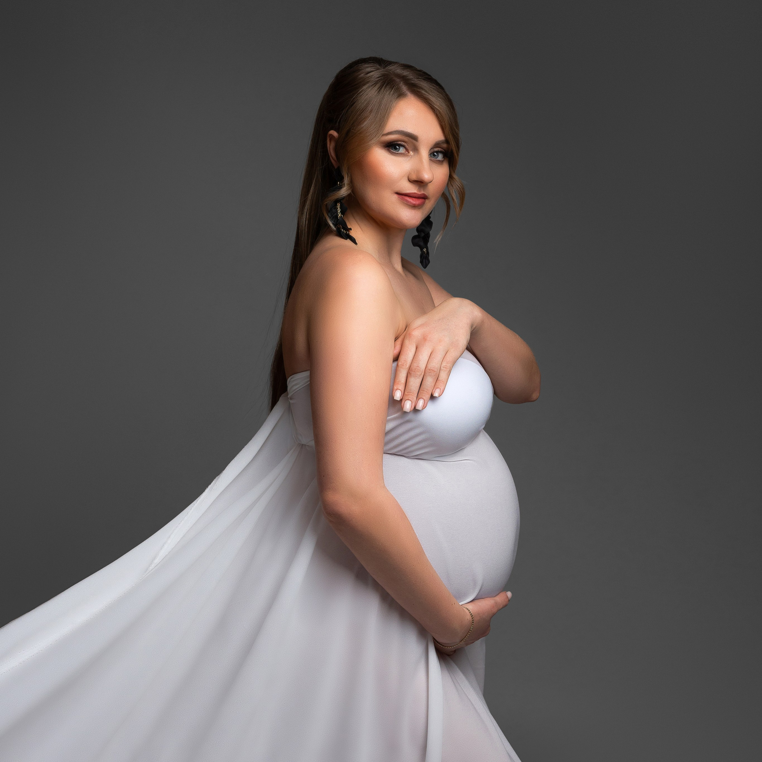 Studiofotografie, Schwangerschaft, Schwangerschaftsshooting, Fotoshooting Babybauch, Babybauchshooting, Osnabrück, Porträt, minimalistisch, schwarz-weiß, Osnabrueck, Fotograf Osnabrück, Fotografin Osnabrück