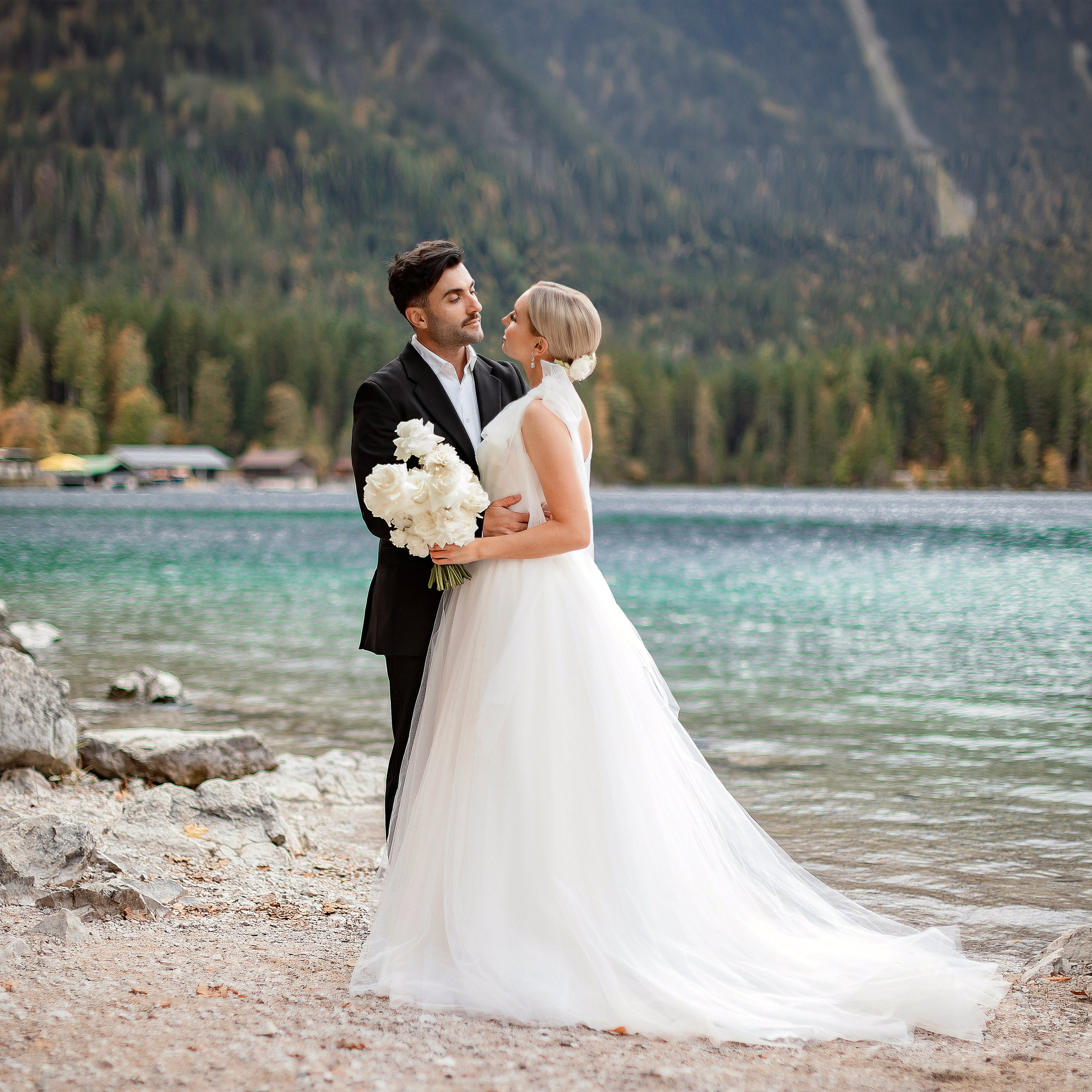 Hochzeit in Deutschland, Braut Make Up, Alpen, Hochzeit, Trauung in den Alpen, Hochzeit am Eibsee, Herbsthochzeit, Brautpaarshooting am Eibsee, Hochzeit in den Bergen, Hochzeitsfotograf Niedersachsen, Münster, Rheine, Hannover, heiraten in Osnabrück, Brautkpaar, Hochzeitstrends, Brautkleid, freie Trauung, weißer Brautstrauß