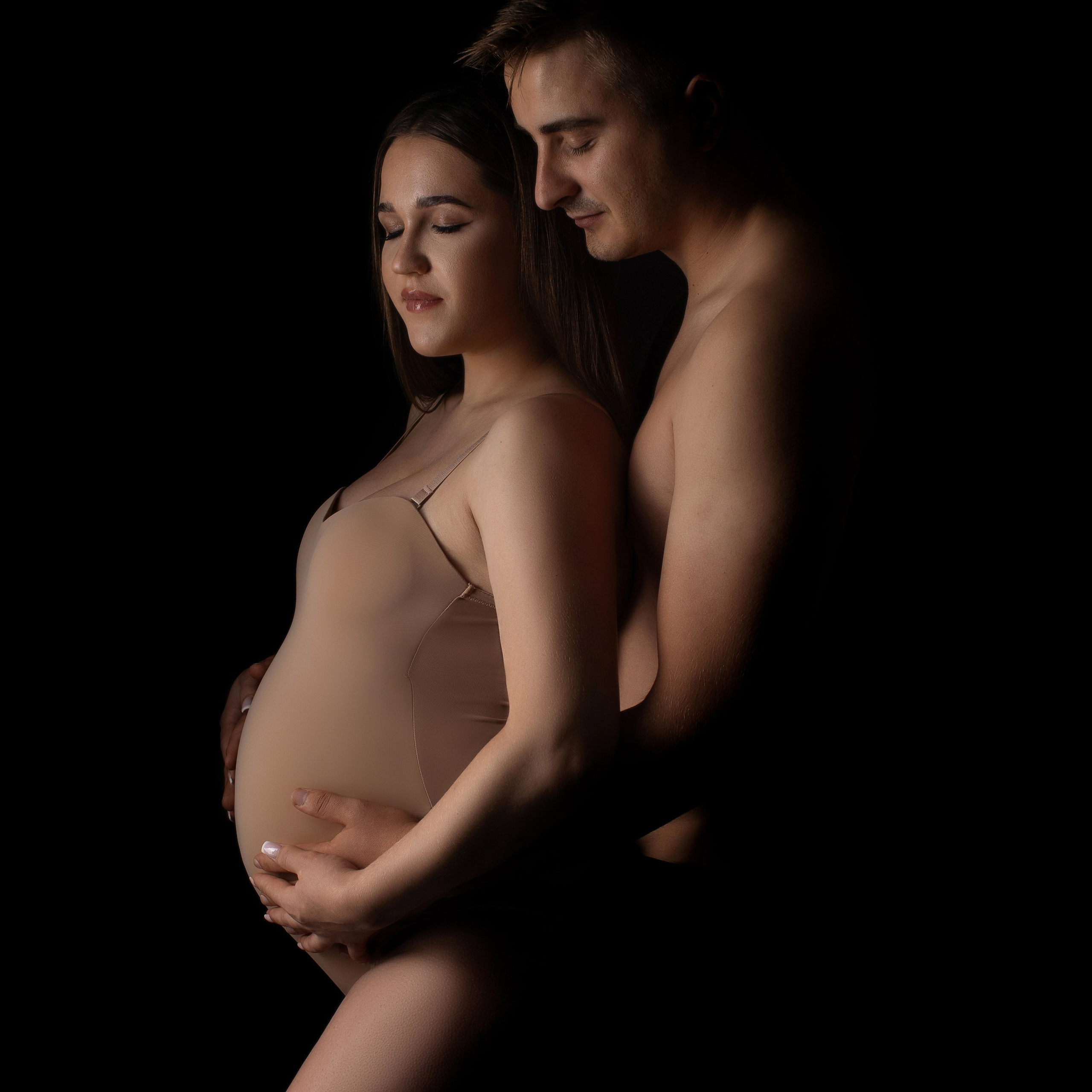 Studiofotografie, Schwangerschaft, Schwangerschaftsshooting, Fotoshooting Babybauch, Babybauchshooting, Osnabrück, Porträt, minimalistisch, schwarz-weiß, Osnabrueck, Fotograf Osnabrück, Fotografin Osnabrück