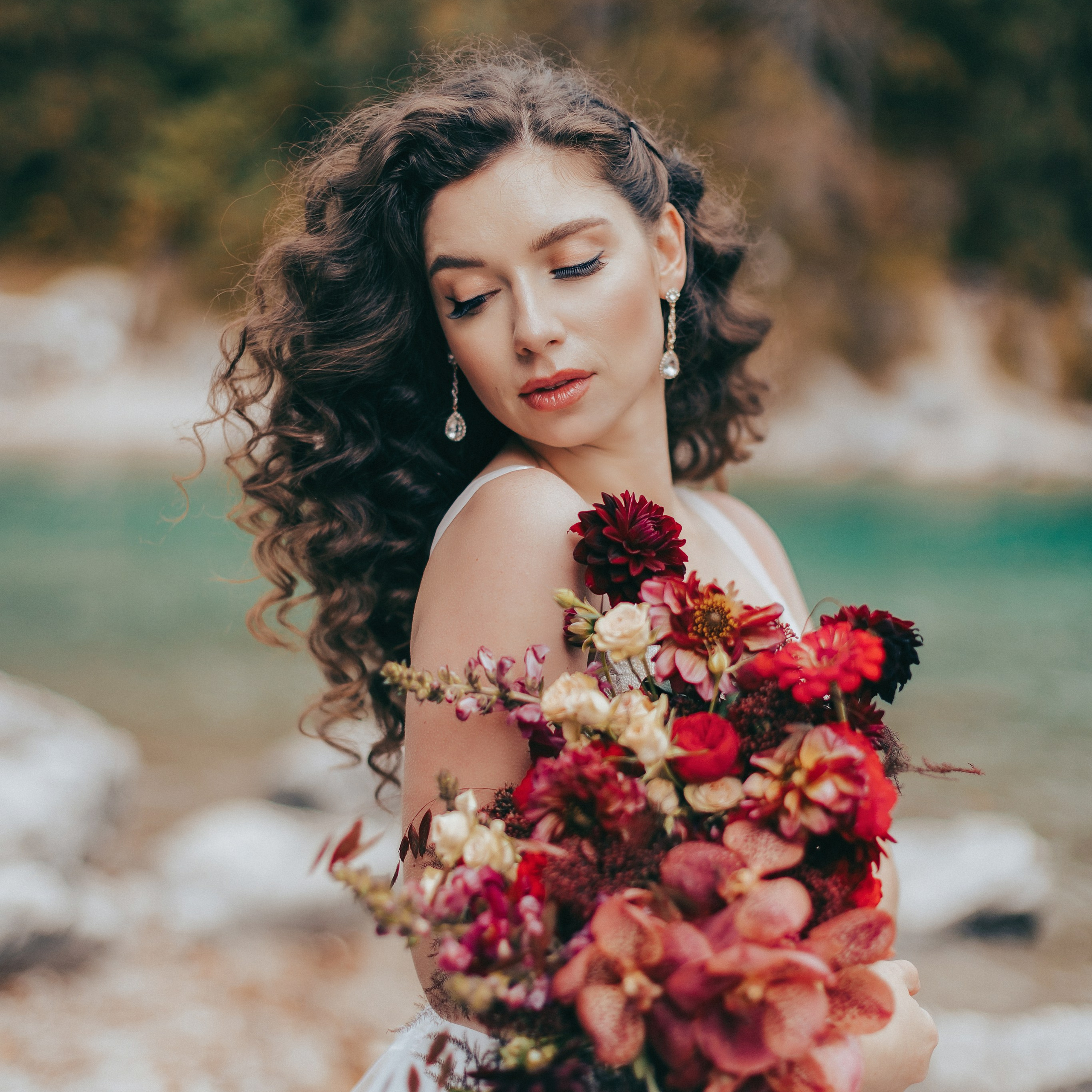 Hochzeit in Deutschland, Braut Make Up, Alpen, Hochzeit, Trauung in den Alpen, Hochzeit am Eibsee, Herbsthochzeit, Hochzeitsfotograf Niedersachsen, Münster, Rheine, Hannover, heiraten in Osnabrück, Brautkleid, Hochzeitstrends, Brautkleid, freie Trauung, roter Brautstrauß