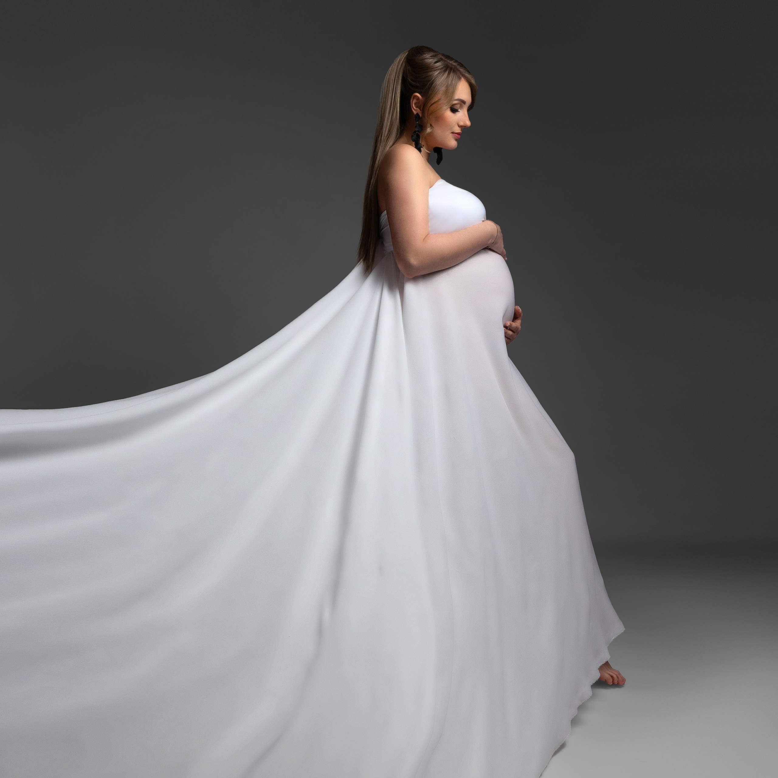 Studiofotografie, Schwangerschaft, Schwangerschaftsshooting, Fotoshooting Babybauch, Babybauchshooting, Osnabrück, Porträt, minimalistisch, schwarz-weiß, Osnabrueck, Rheine, Ibbenbühren, Fotograf Osnabrück, Fotografin Osnabrück, Gynäkologie, Baby, Geburt